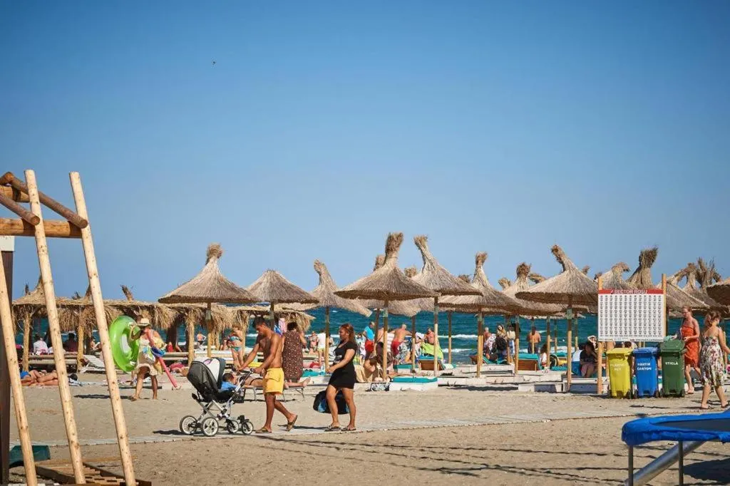 Day in Luxuri by Alz