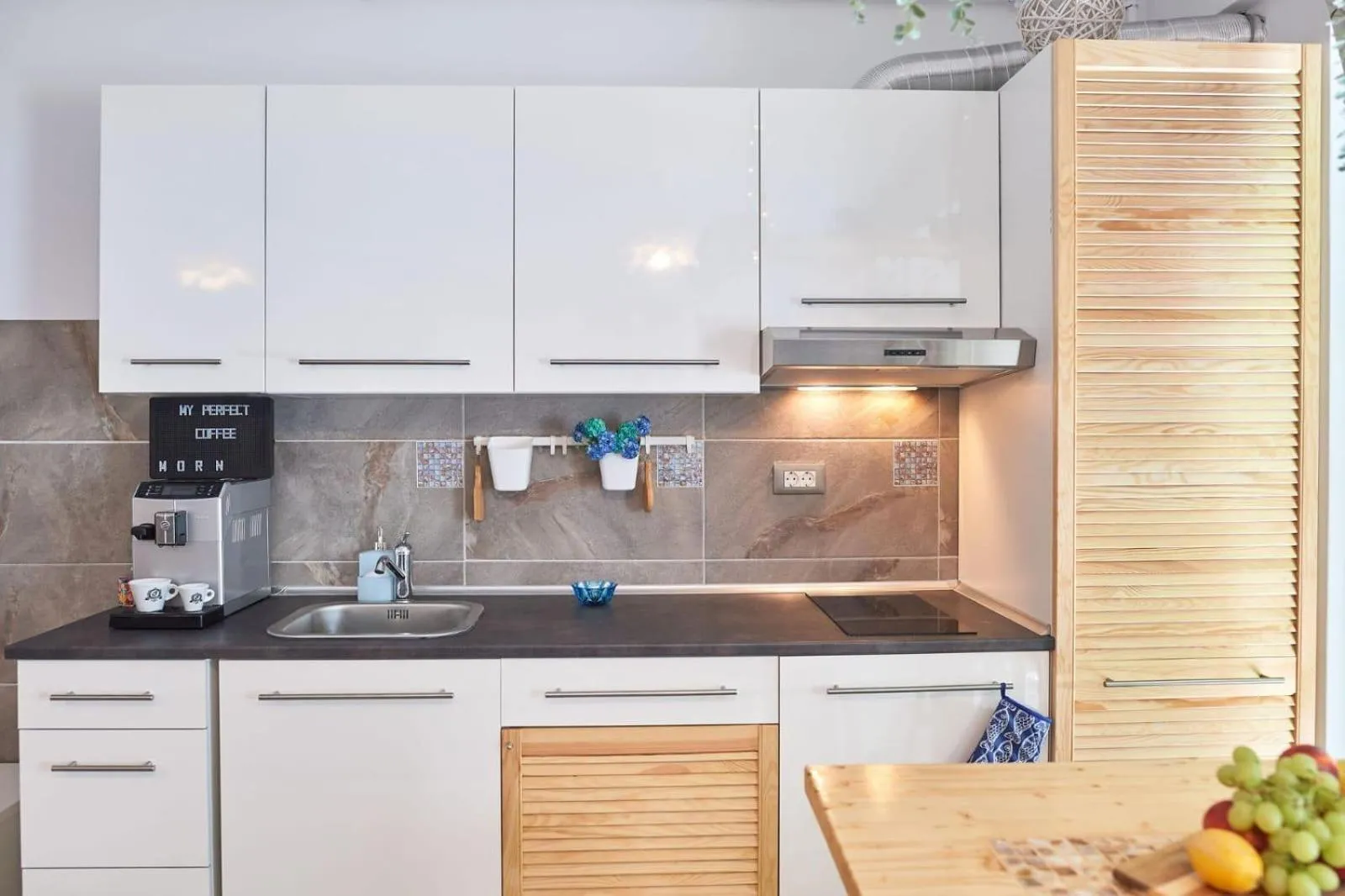 Coffee/tea facilities in Luxuri by Alz