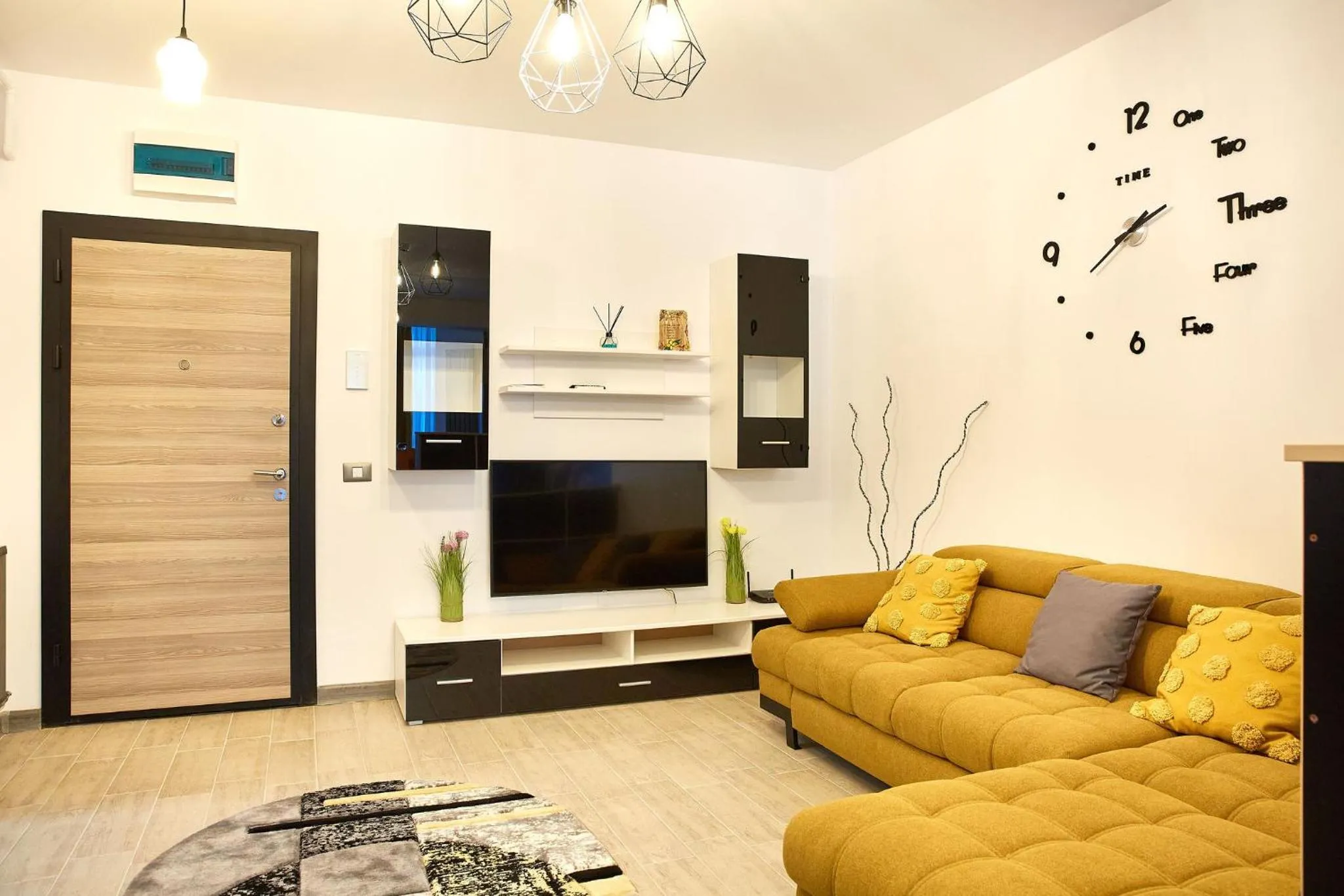 Communal lounge/ TV room in Luxuri by Alz