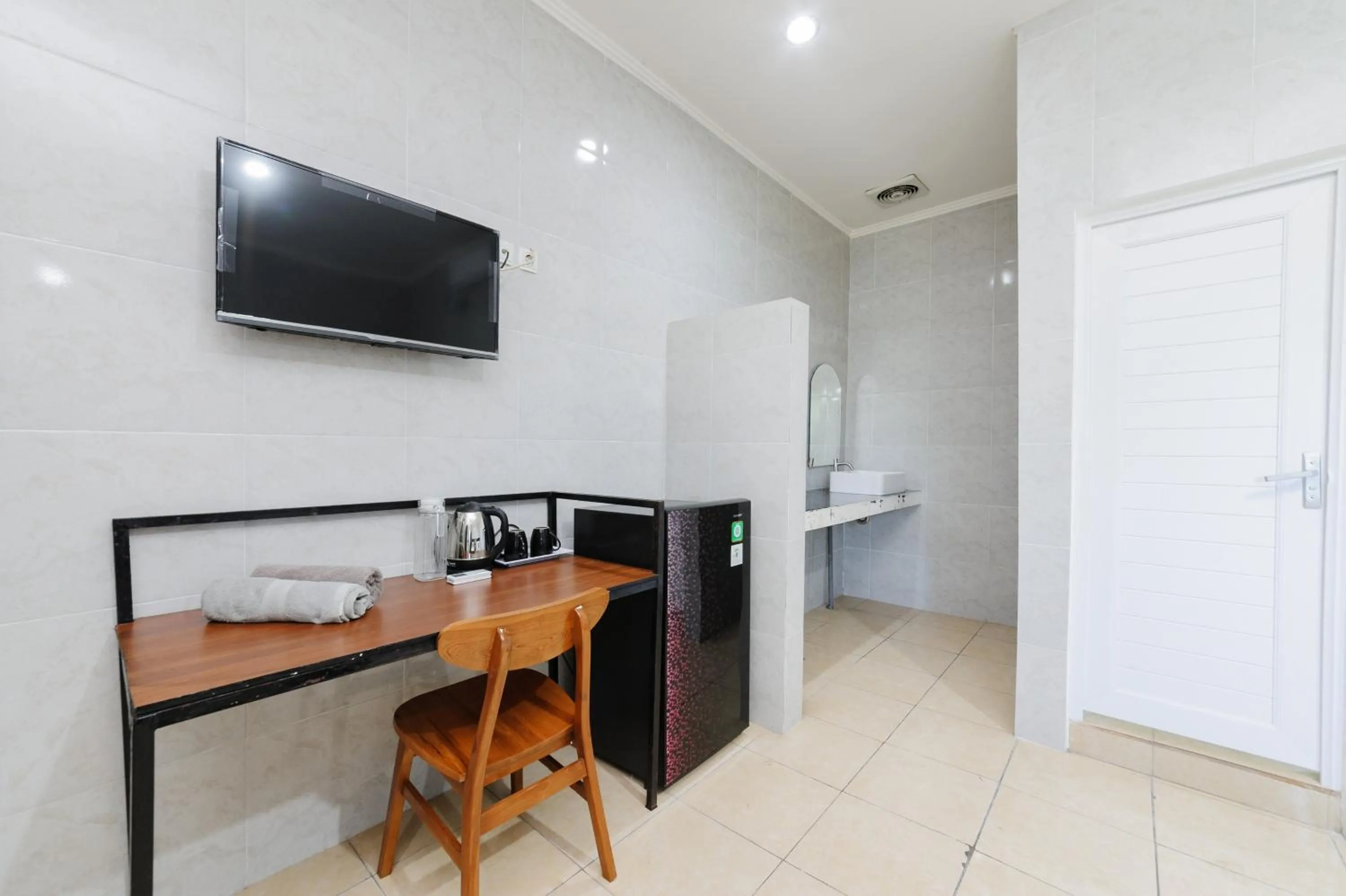 TV and multimedia in Urbanview Ava Guest House Goa Gong