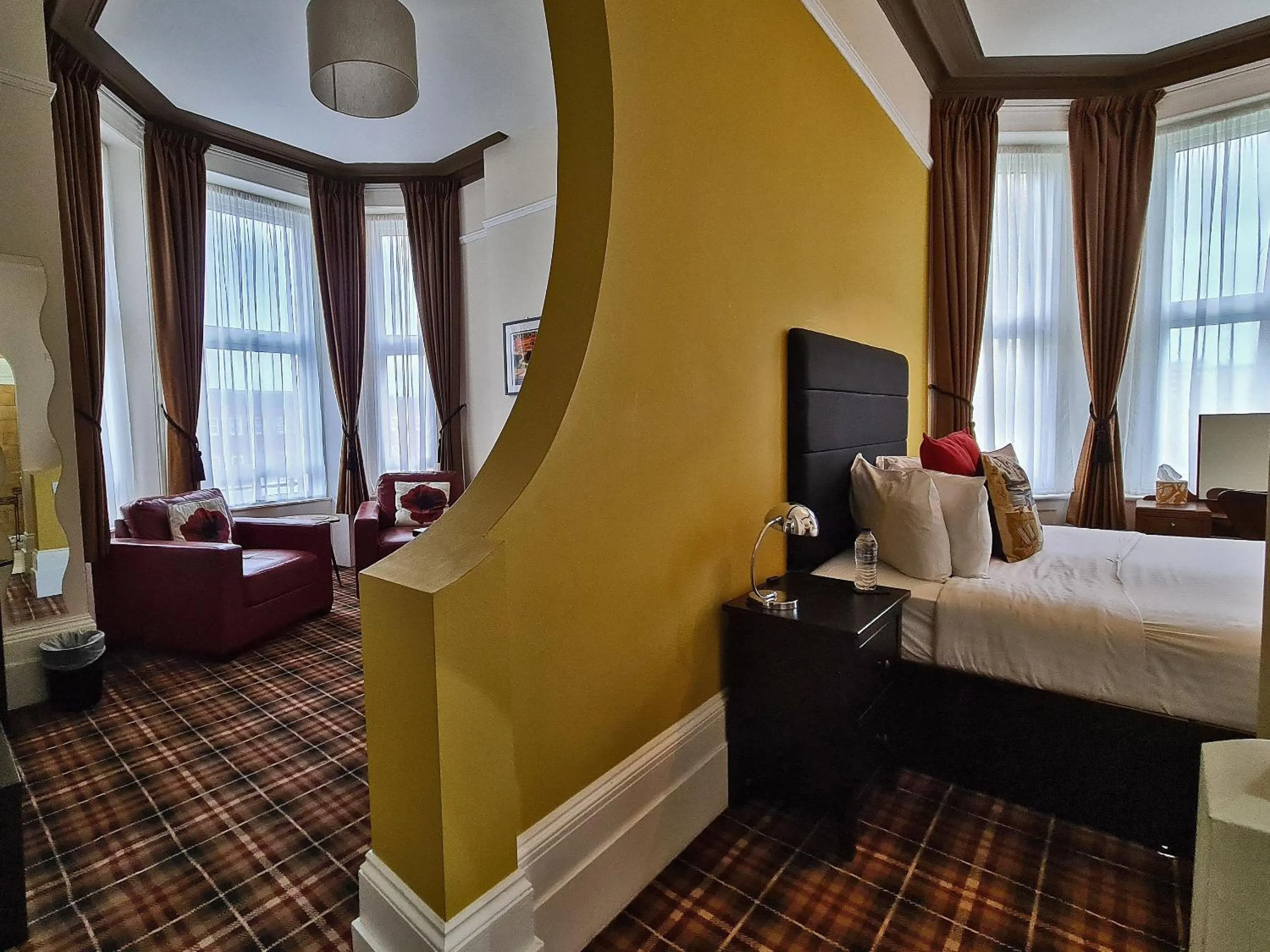 Photo of the whole room, Bed in 10to12 Folkestone