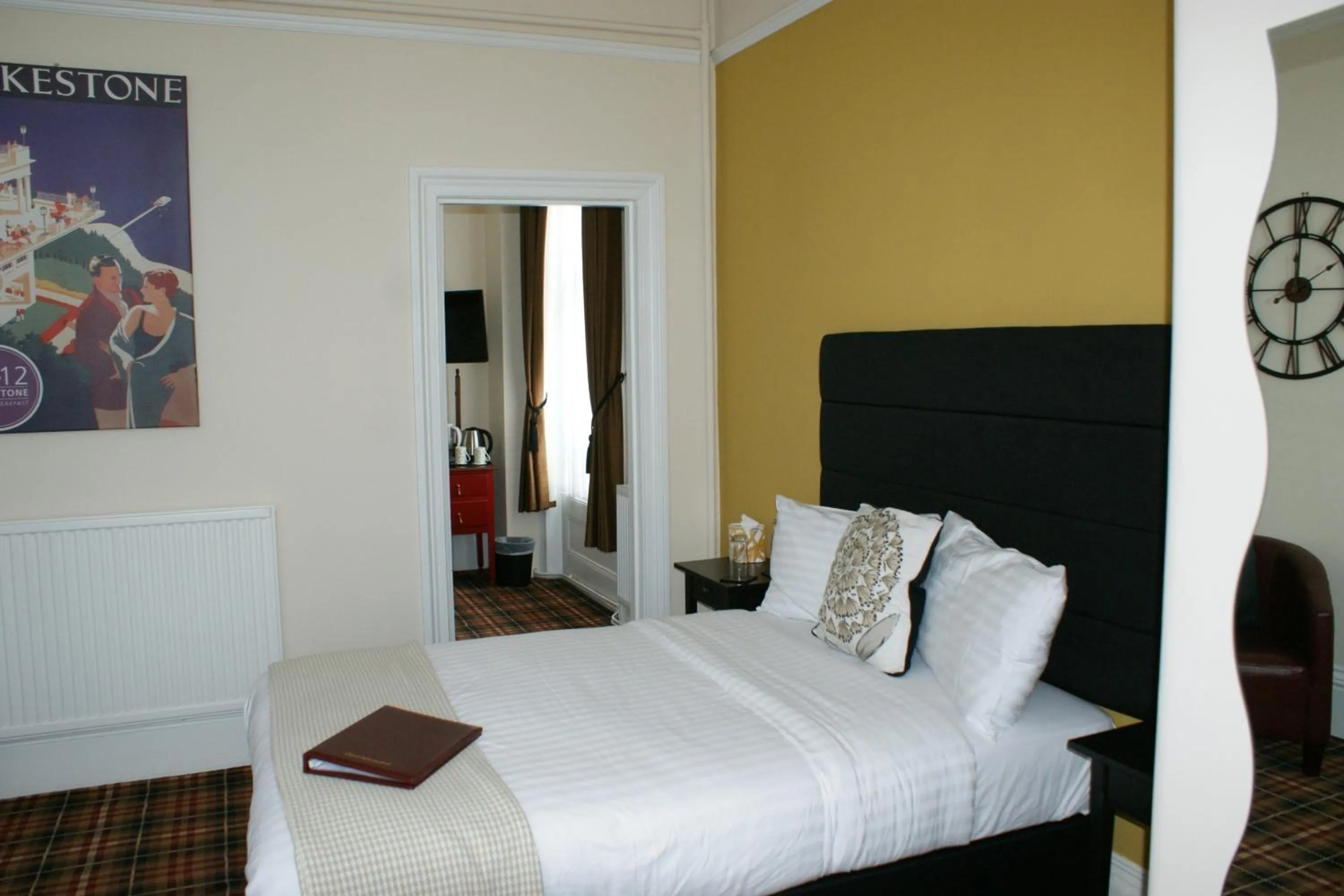 Bedroom, Bed in 10to12 Folkestone