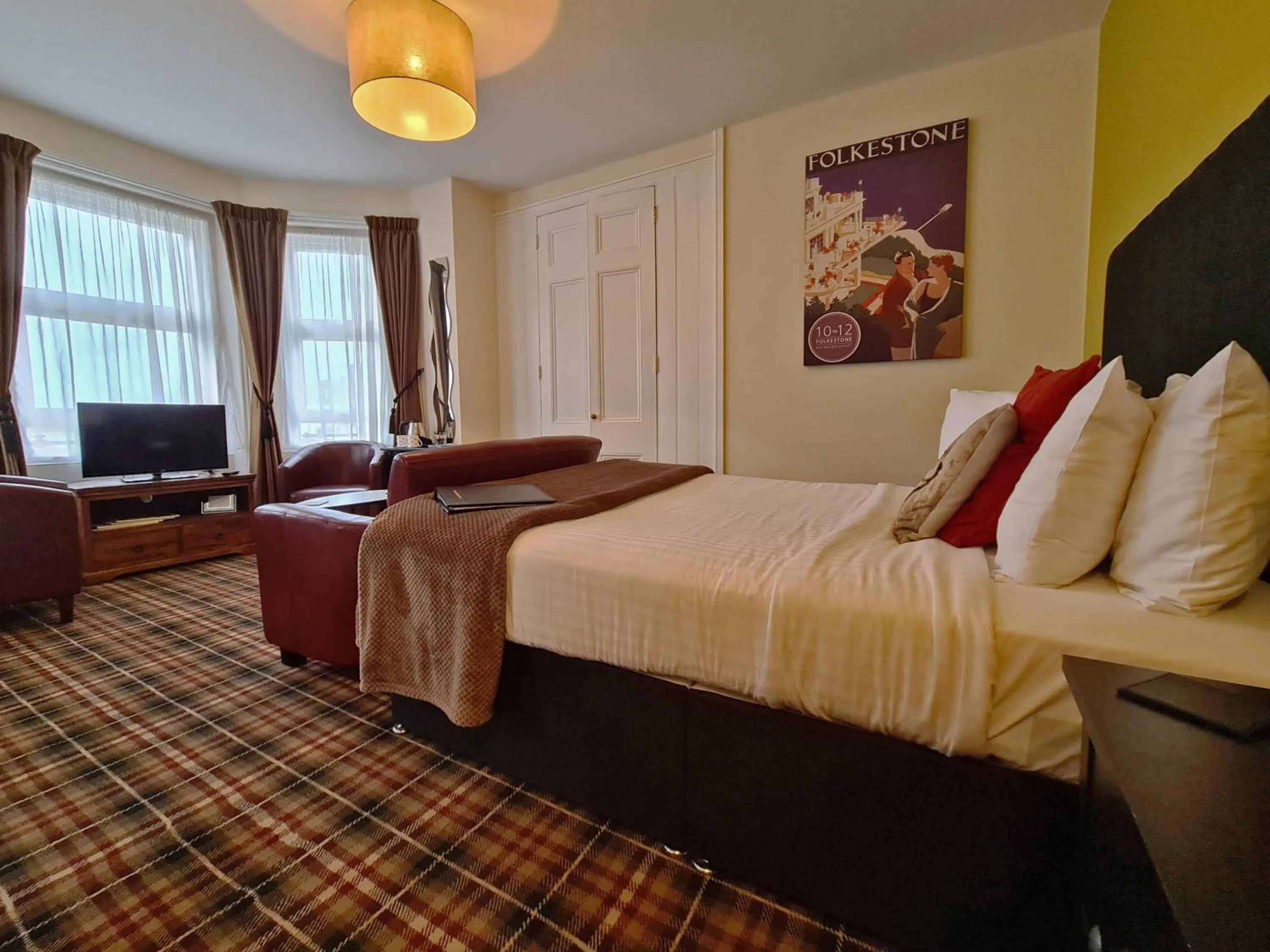 Photo of the whole room, Bed in 10to12 Folkestone