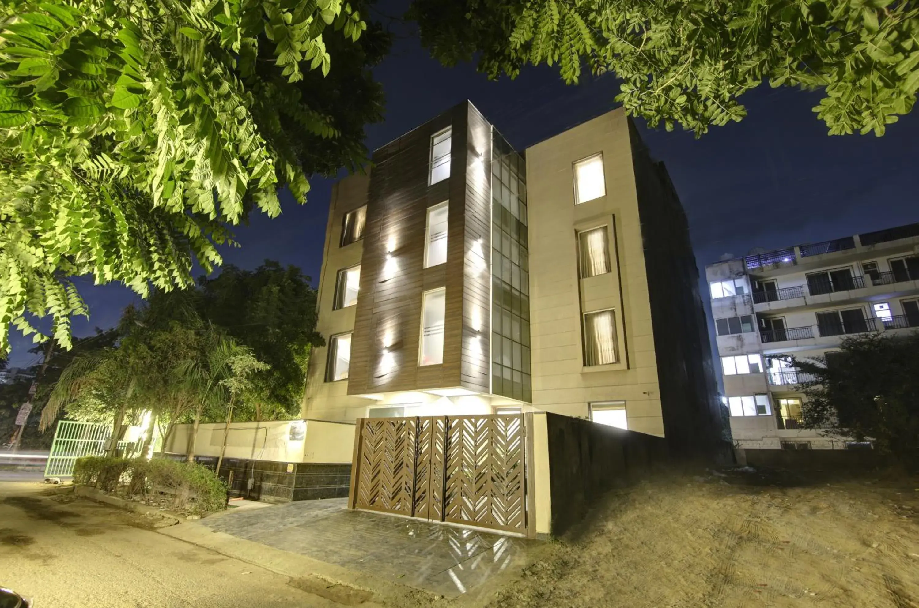 Property building in Saltstayz Select - Galleria Market & Golf Course Road Property building in Saltstayz Select - Galleria Market & Golf Course Road