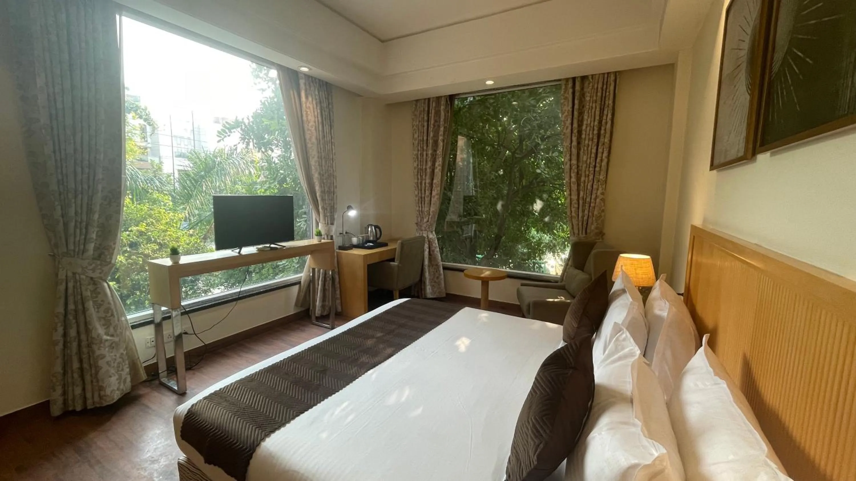 Communal lounge/ TV room, Bed in Saltstayz Select - Galleria Market & Golf Course Road