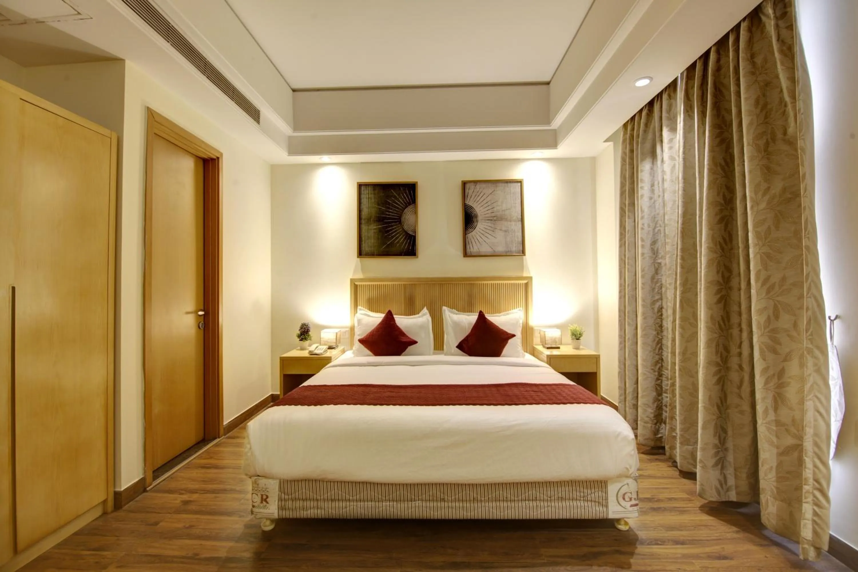 Photo of the whole room, Bed in Saltstayz Select - Galleria Market & Golf Course Road