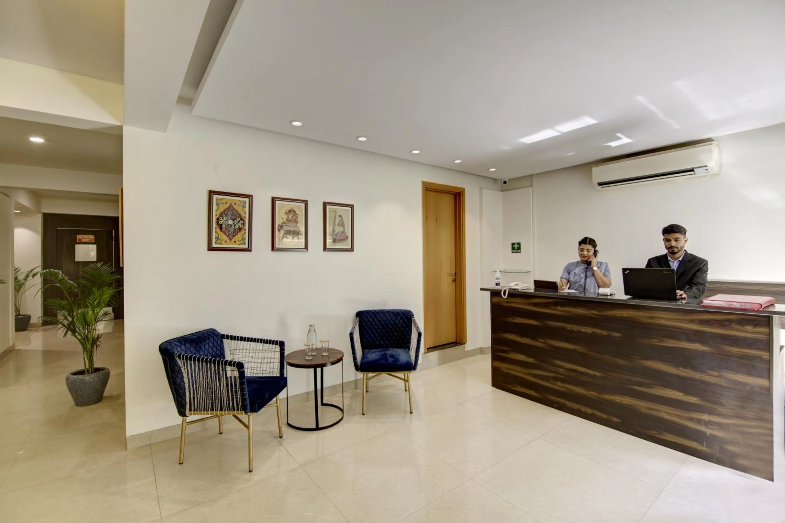 People in Saltstayz Select - Galleria Market & Golf Course Road