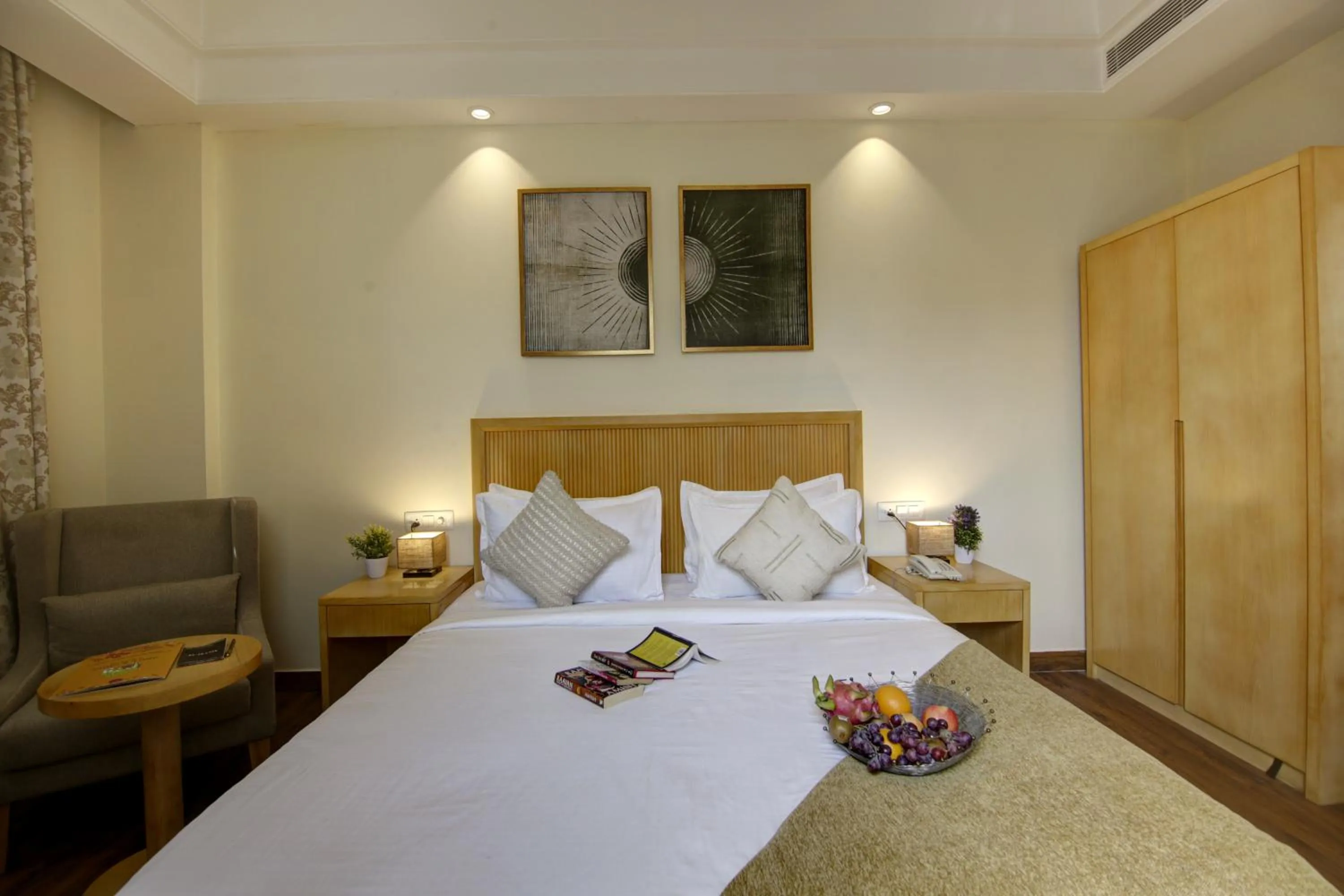 Photo of the whole room, Bed in Saltstayz Select - Galleria Market & Golf Course Road