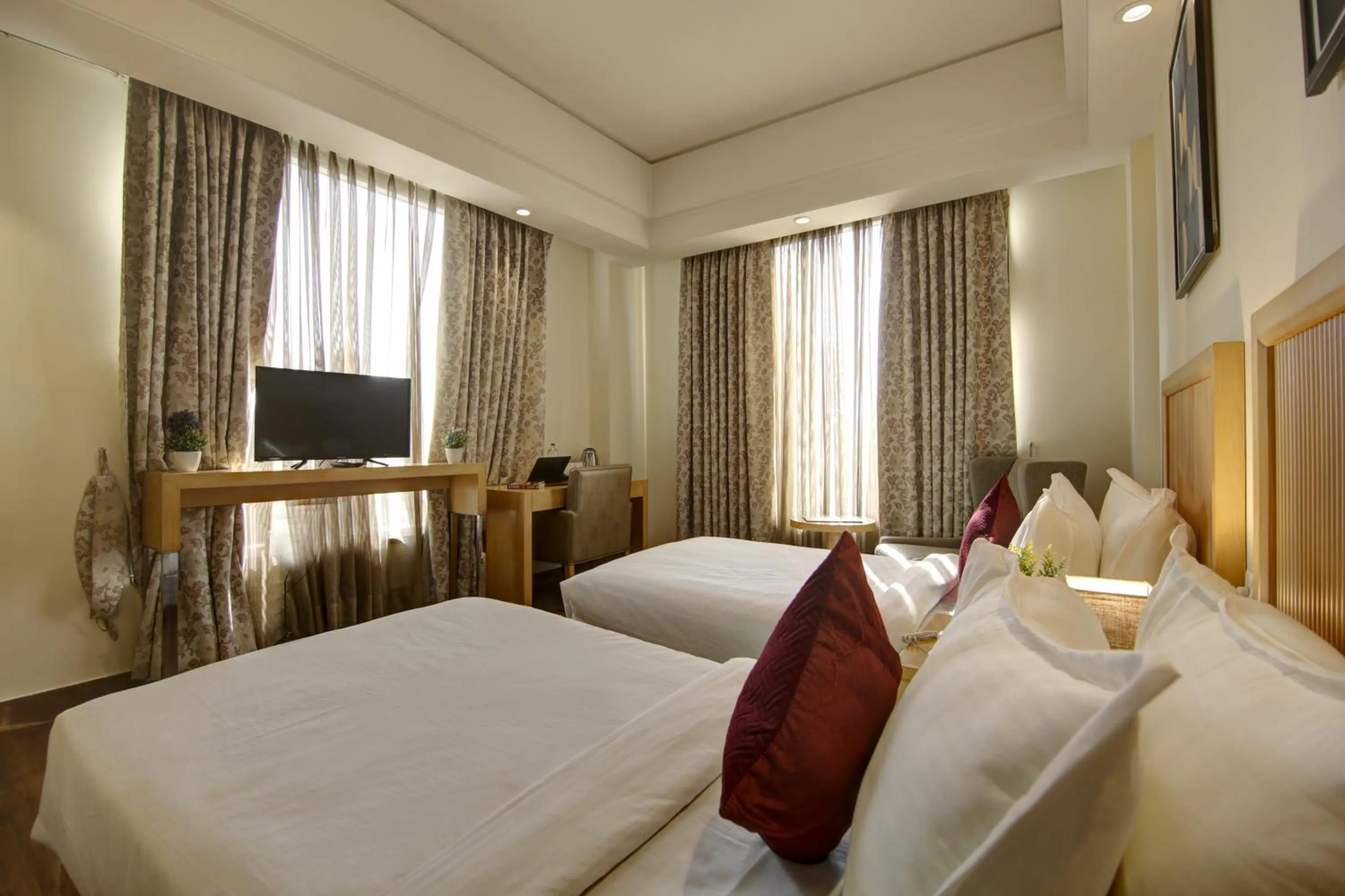 Communal lounge/ TV room, Bed in Saltstayz Select - Galleria Market & Golf Course Road