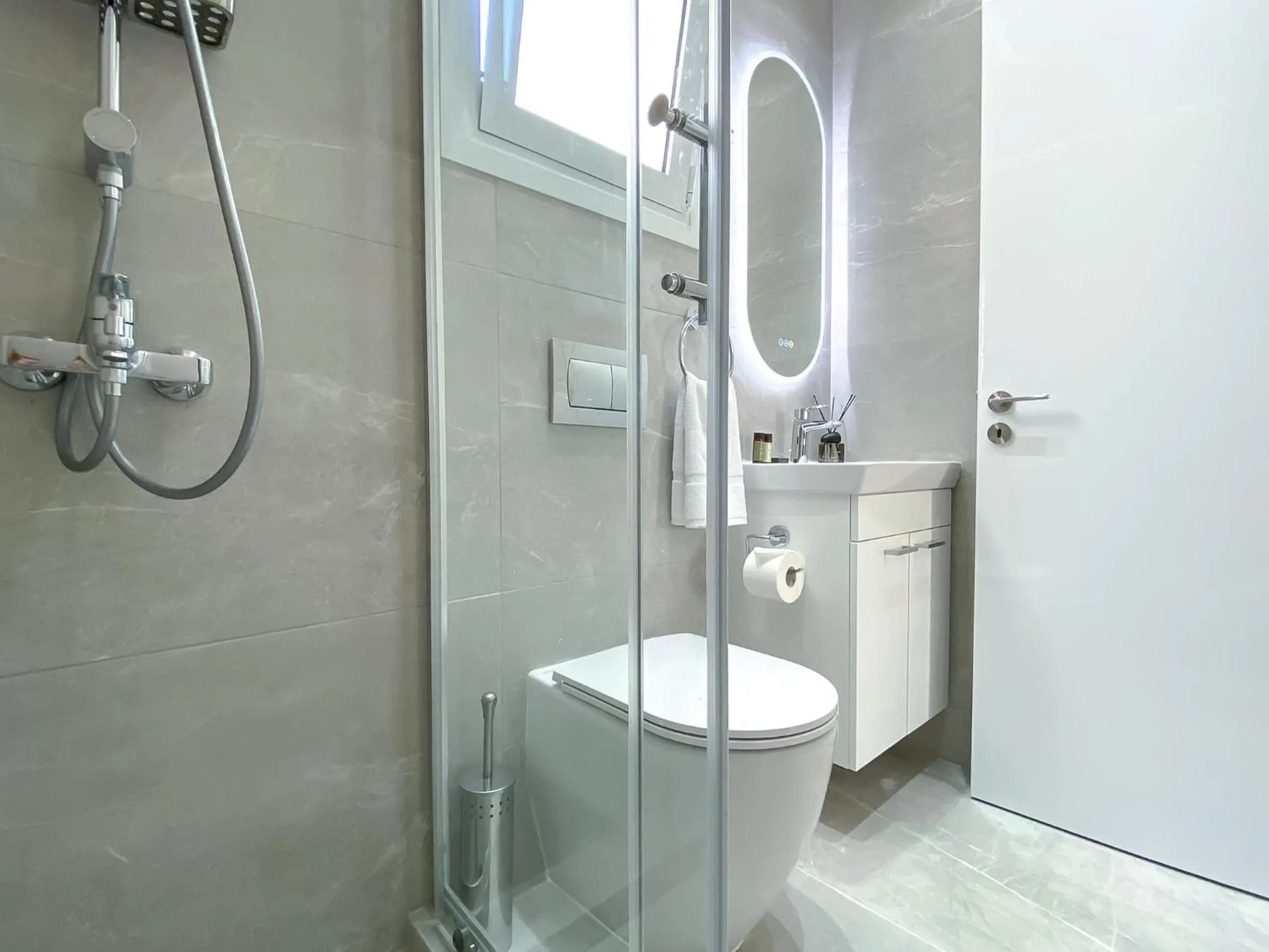 Shower in Phaedrus Living Limnaria Luxury Flat Vine 121