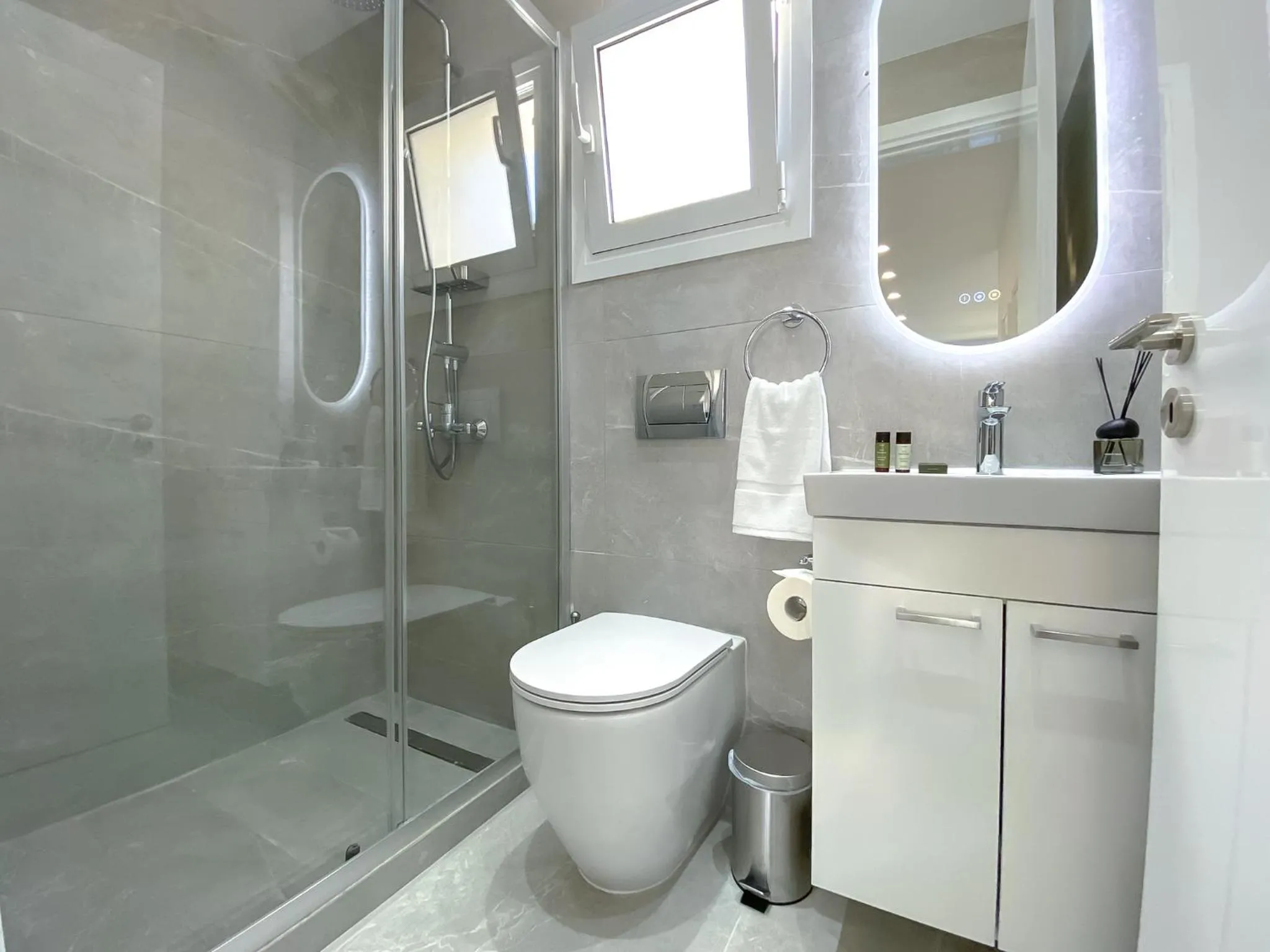 Shower in Phaedrus Living Limnaria Luxury Flat Vine 121