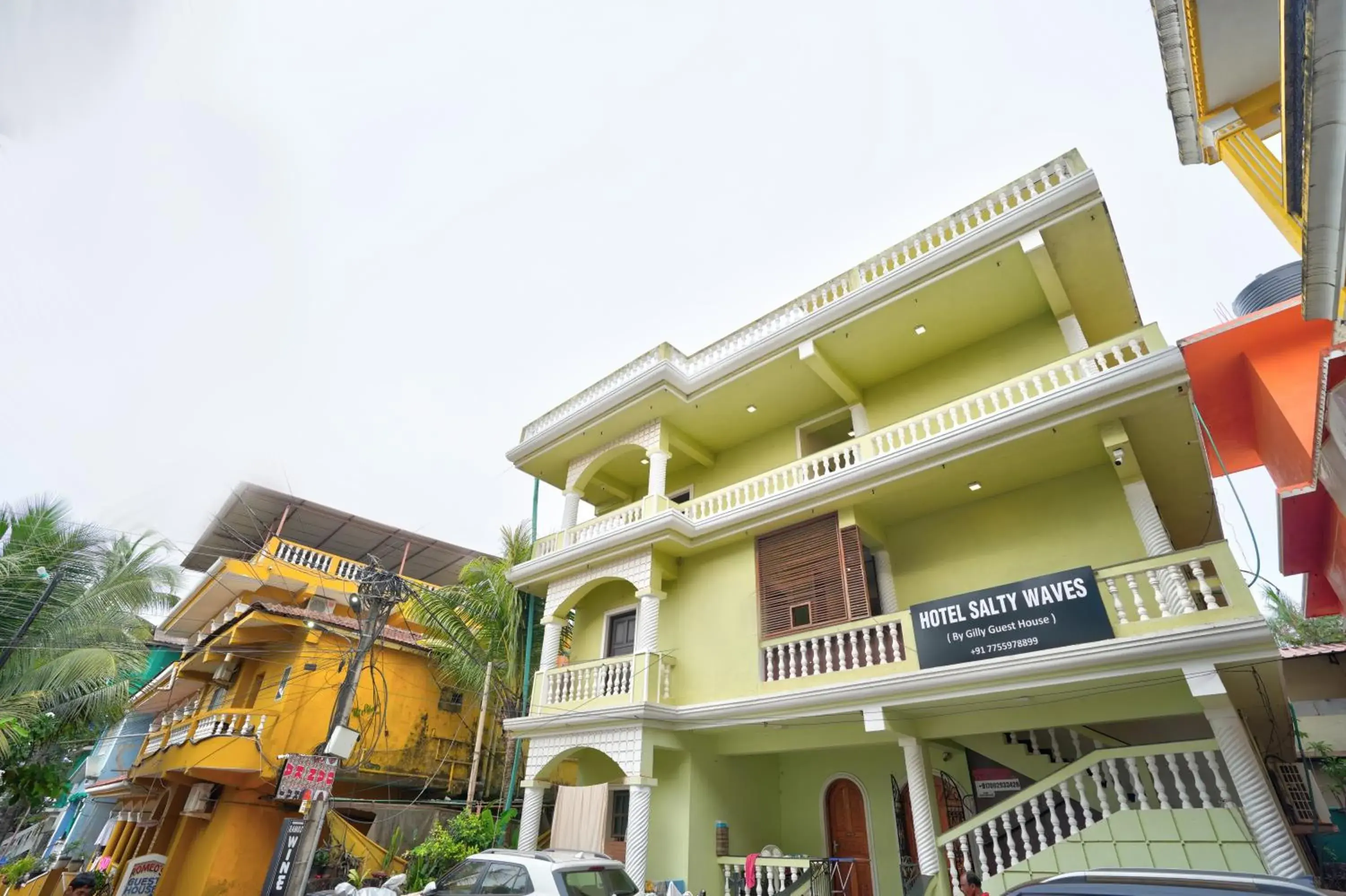 Property building in Hotel Salty Waves Baga Property building in Hotel Salty Waves Baga