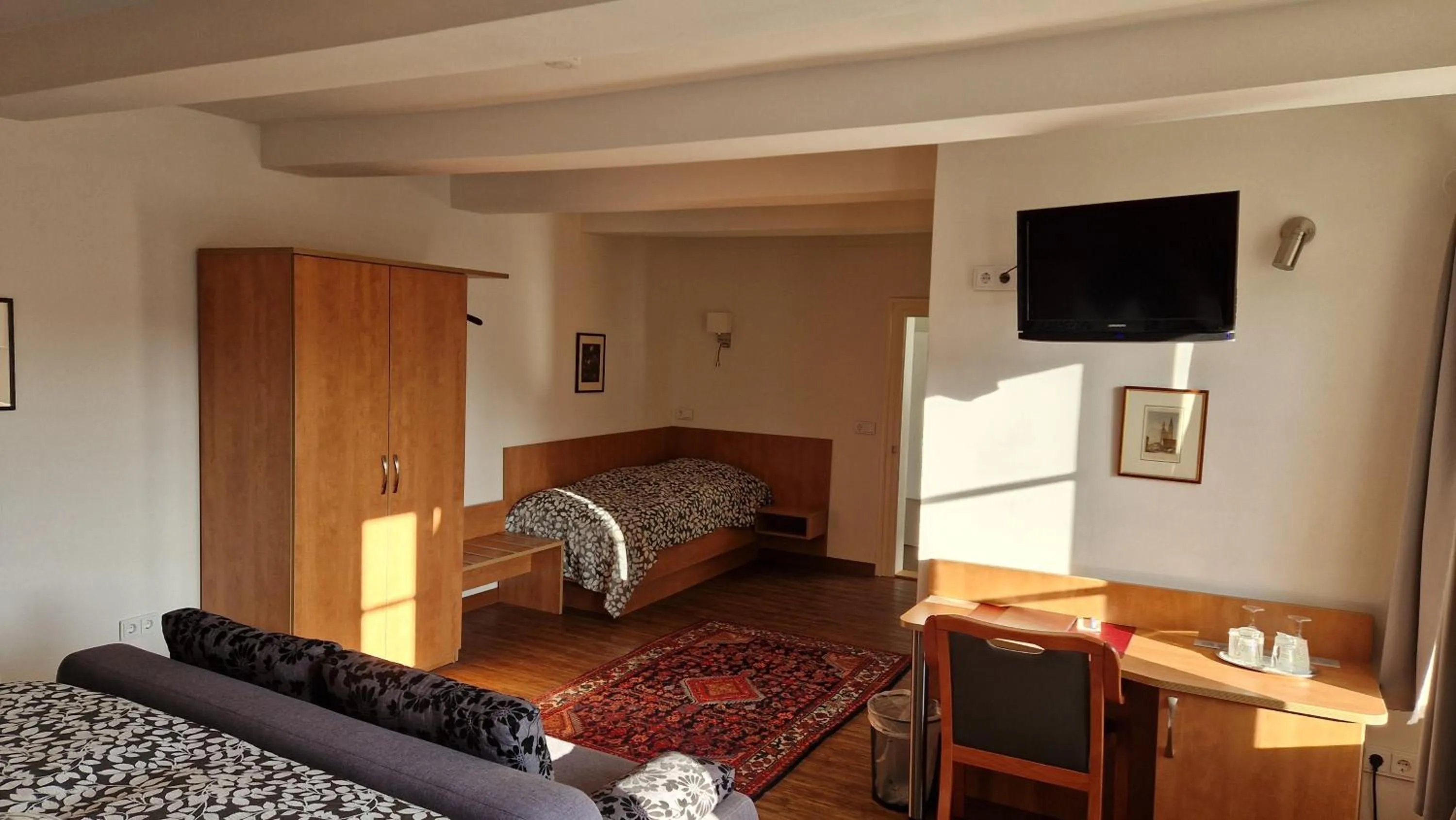 TV and multimedia, Bed in Hotel Garni Demmel & Cie