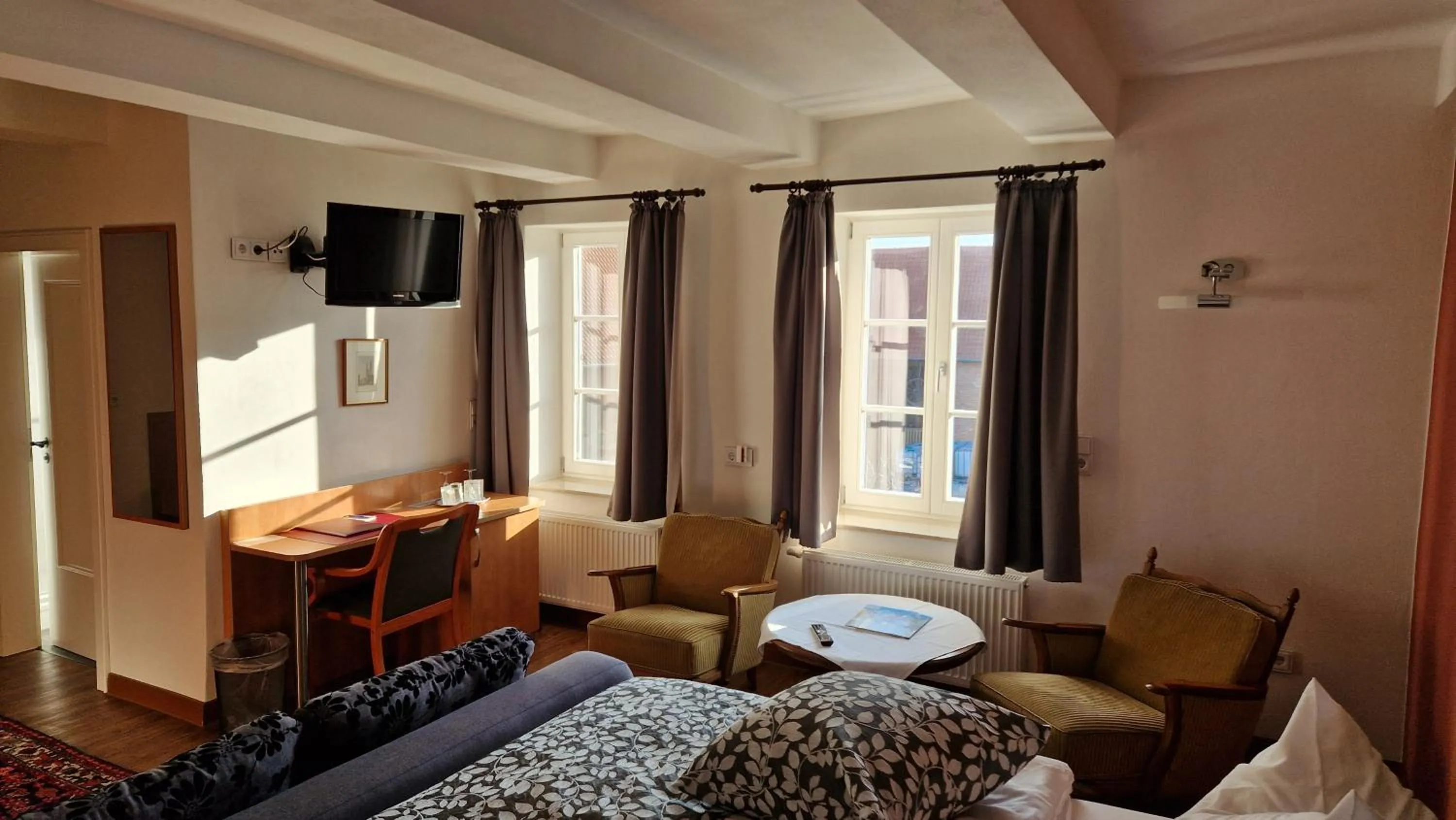 Bed in Hotel Garni Demmel & Cie