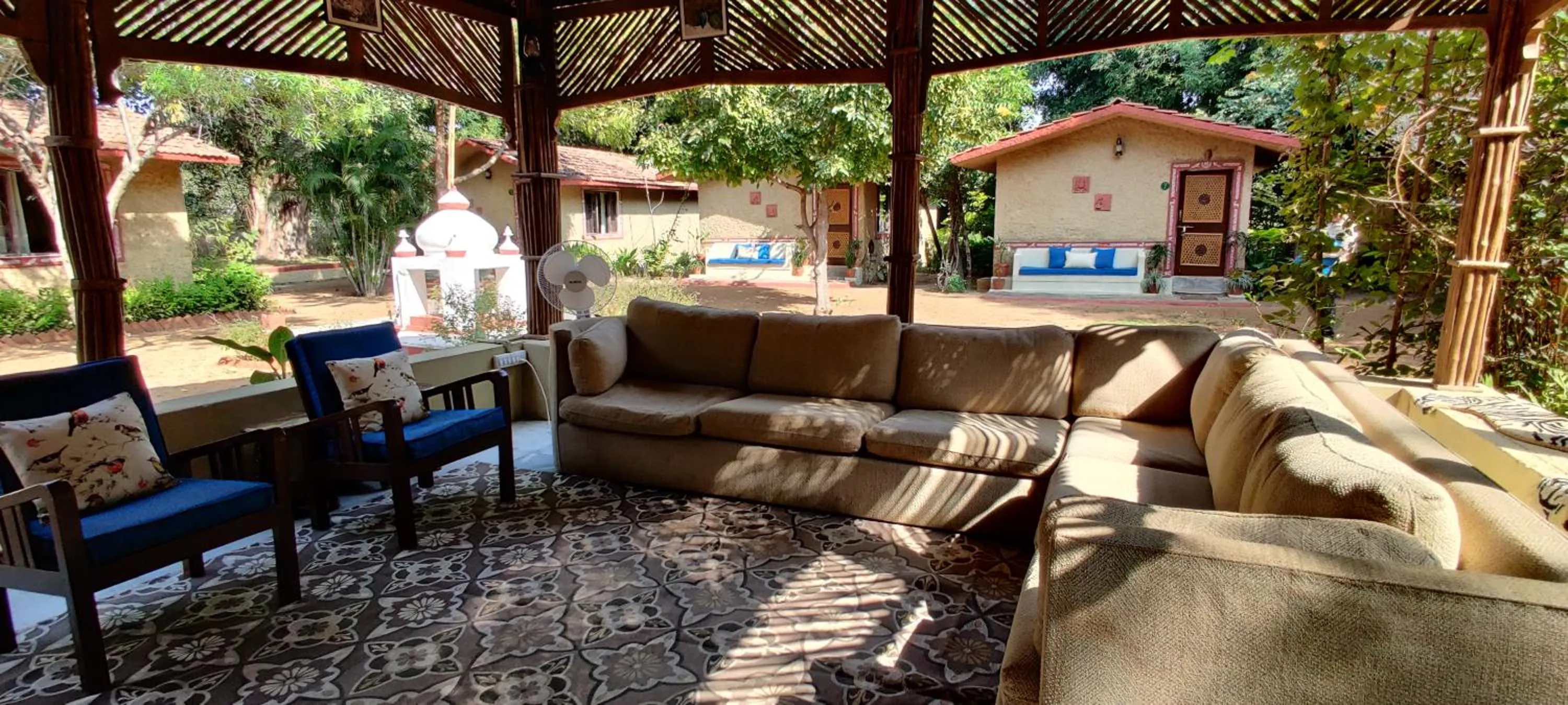Living room in Bandhavgarh Jungle Lodge