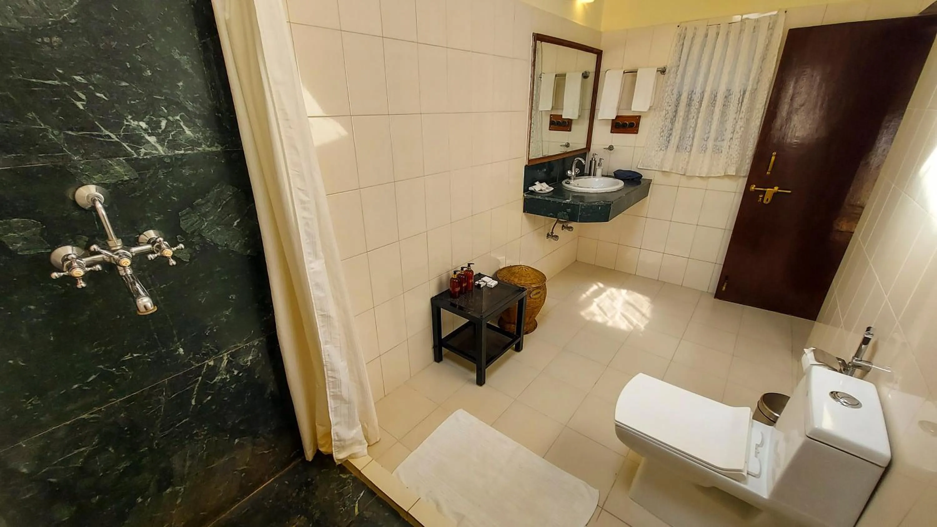 Bathroom in Bandhavgarh Jungle Lodge
