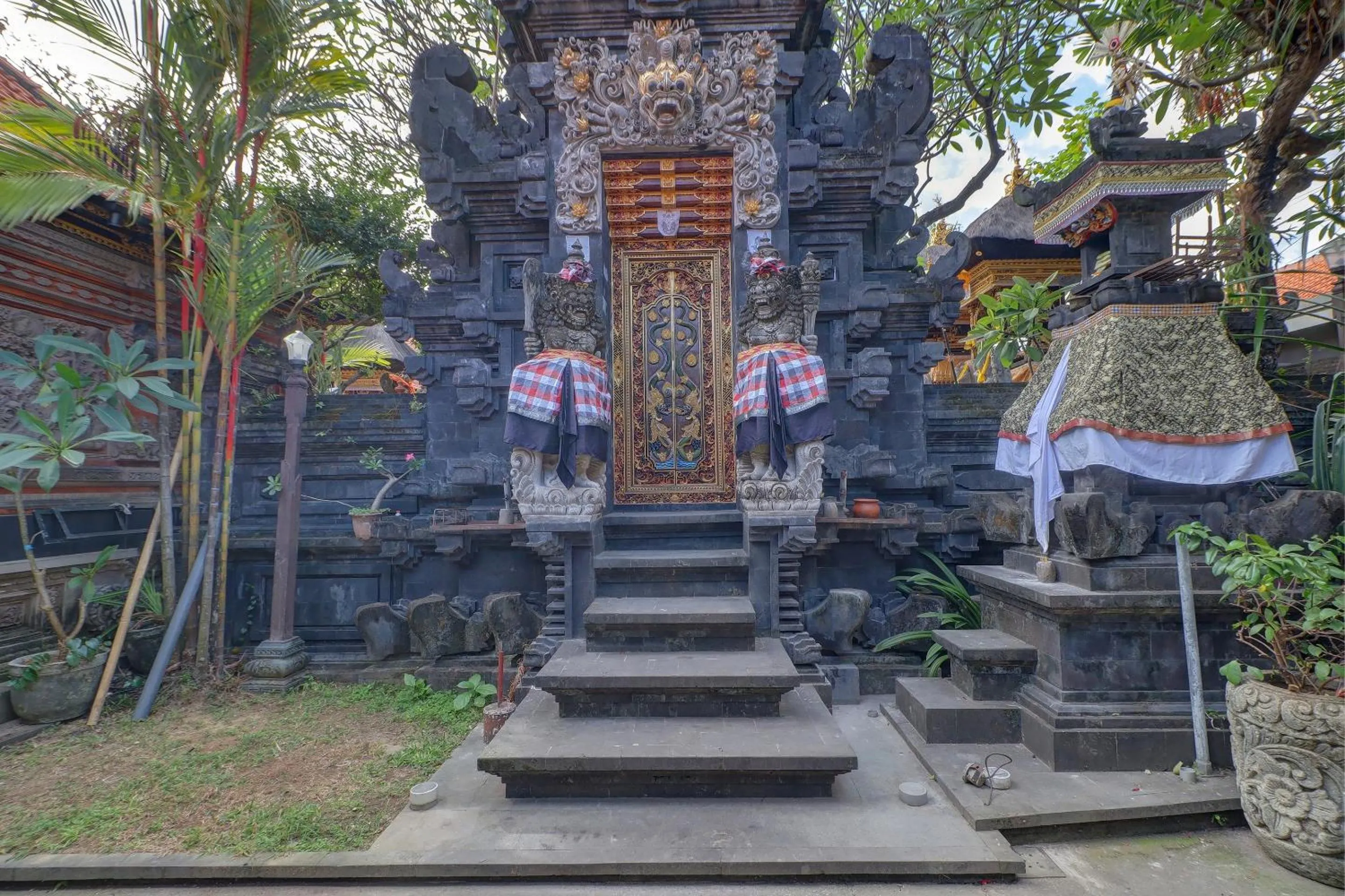 Facade/entrance in OYO Life 92852 Singgah Hotel Legian