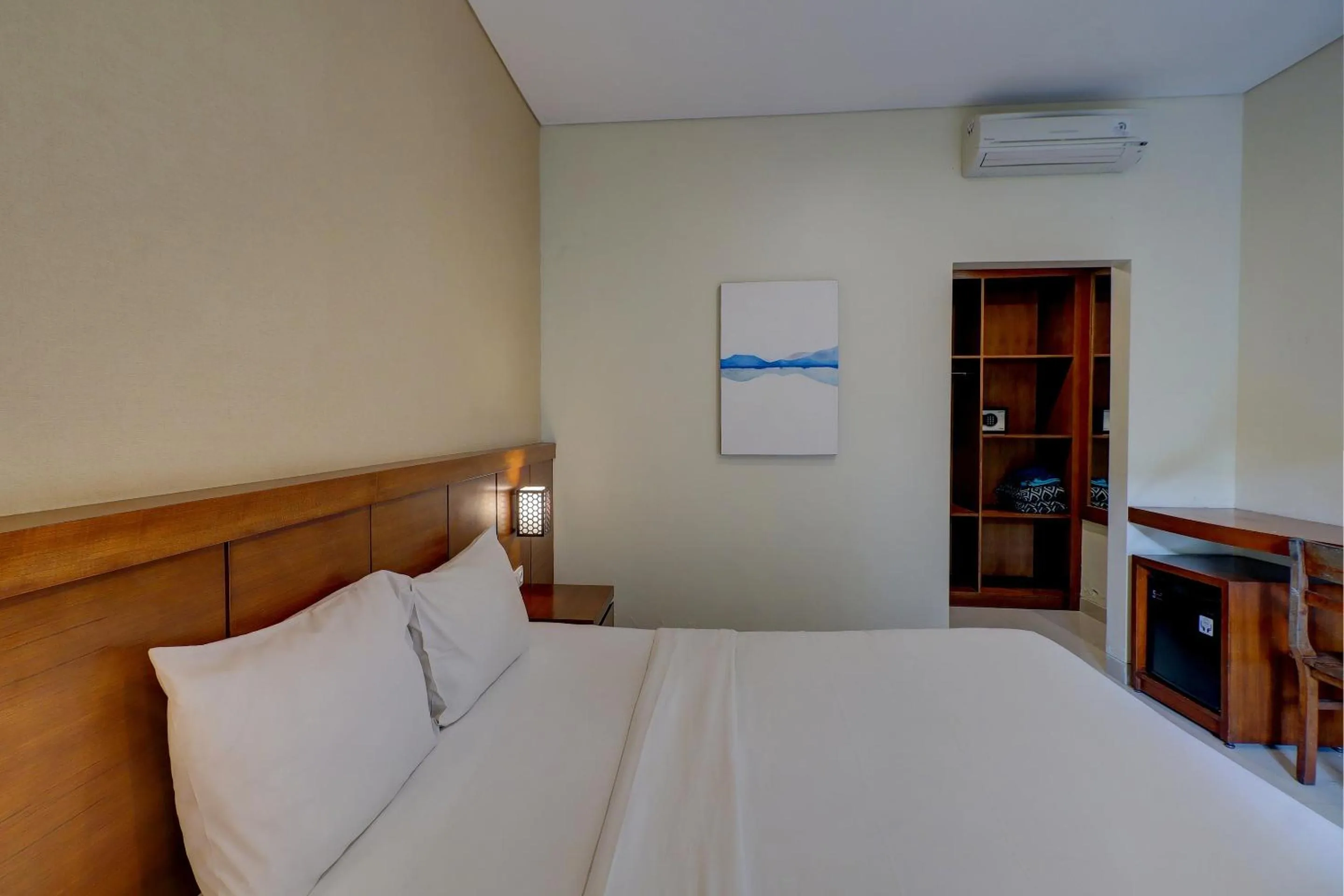 Bedroom in OYO Life 92852 Singgah Hotel Legian