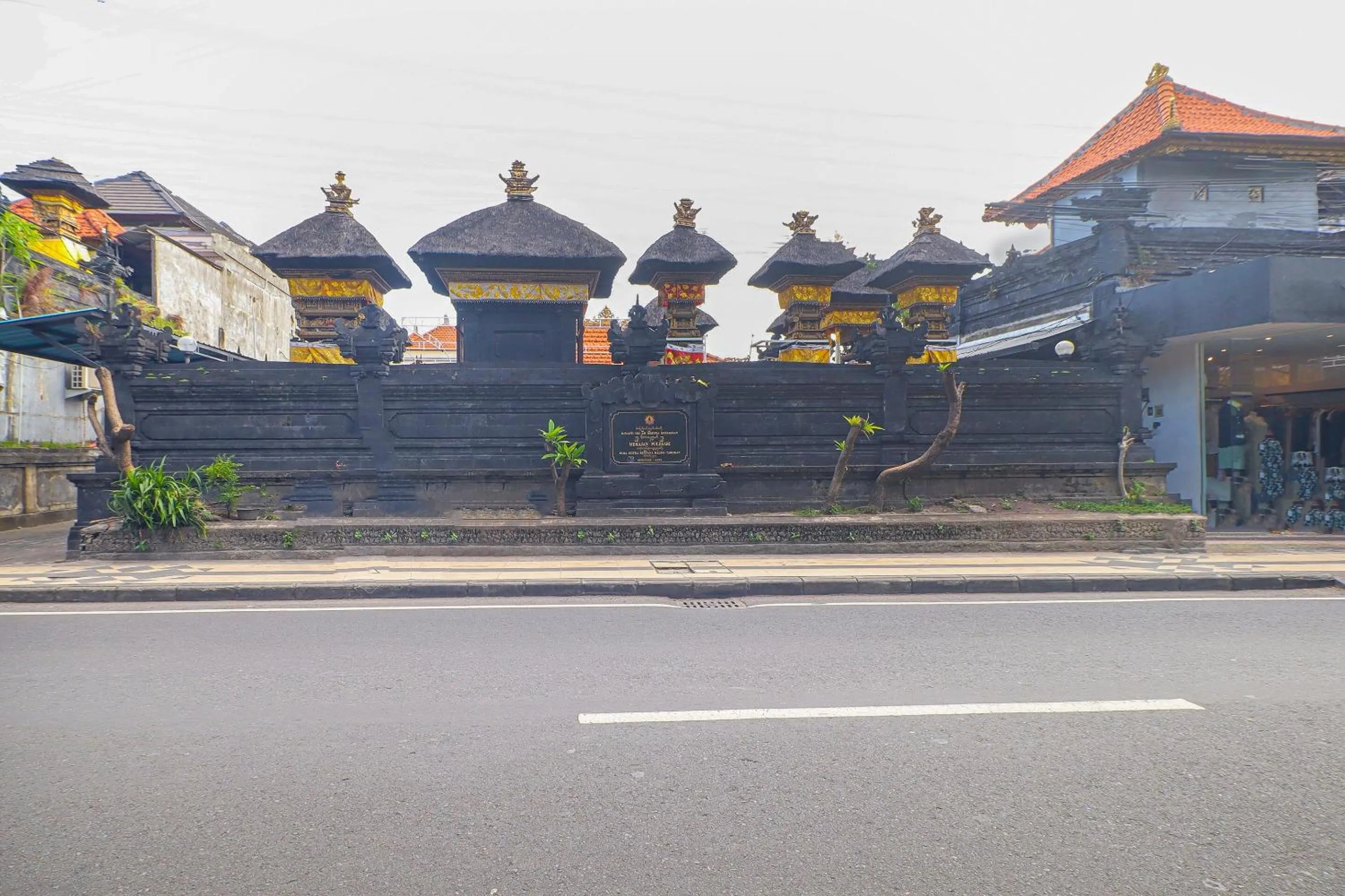 Facade/entrance in OYO Life 92852 Singgah Hotel Legian