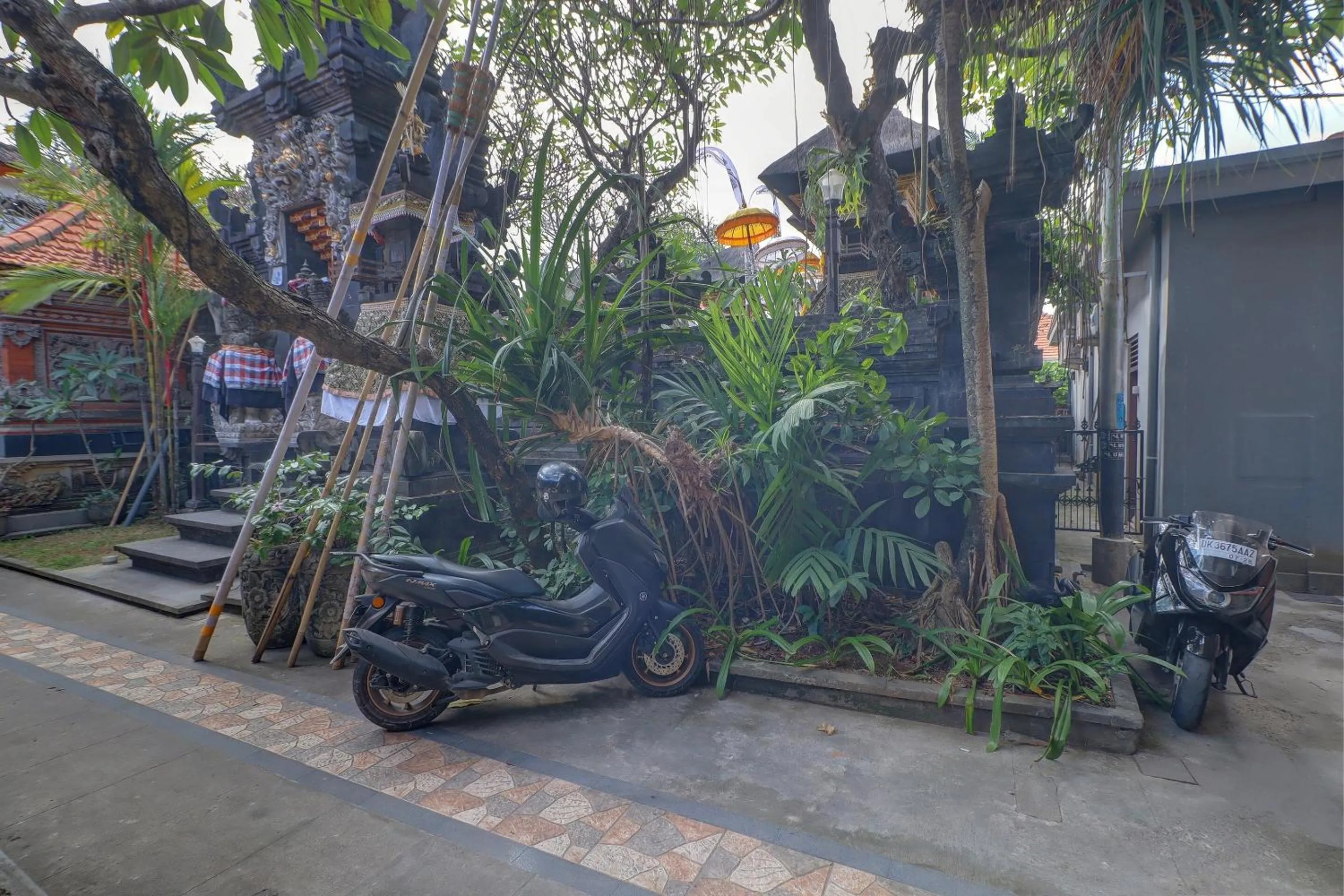 Facade/entrance in OYO Life 92852 Singgah Hotel Legian