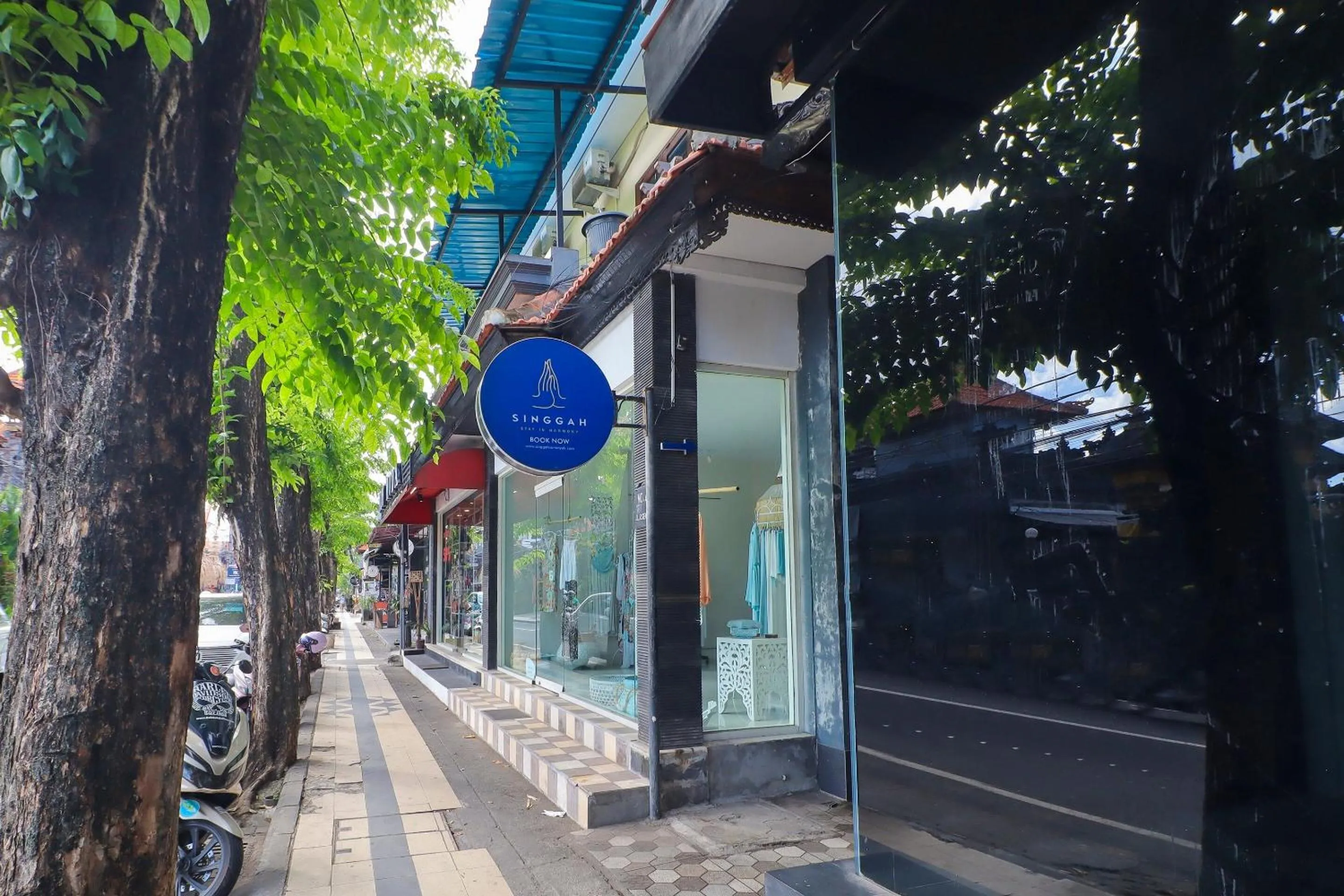 Facade/entrance in OYO Life 92852 Singgah Hotel Legian