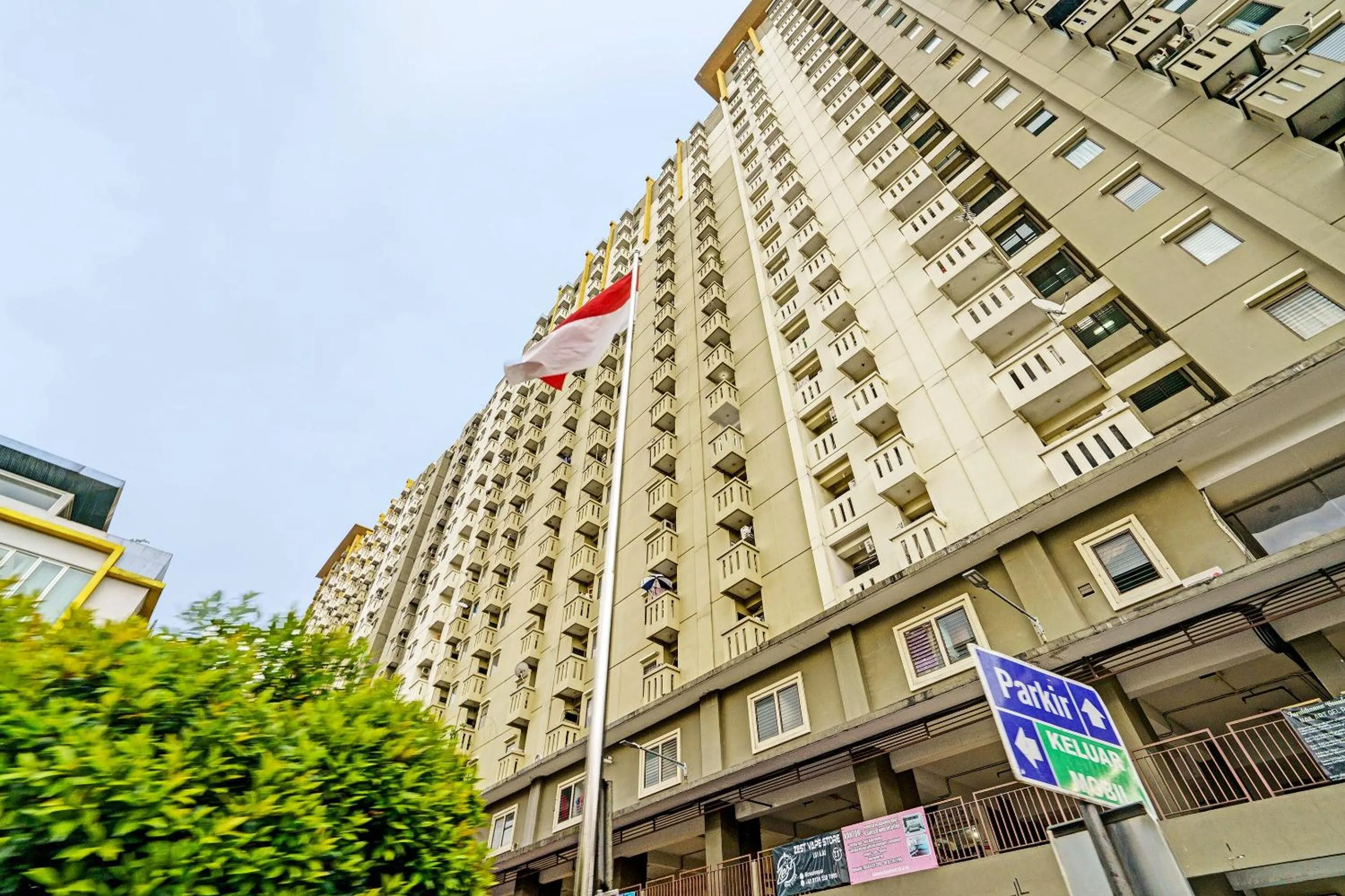 Facade/entrance in OYO Life 92718 Apartement Gateway Cicadas