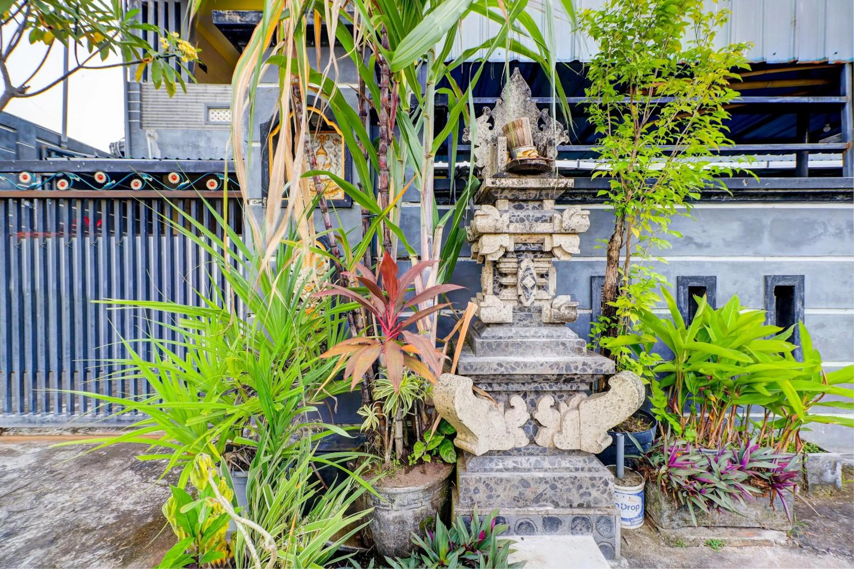 Facade/entrance in OYO Life 92841 Kos 88