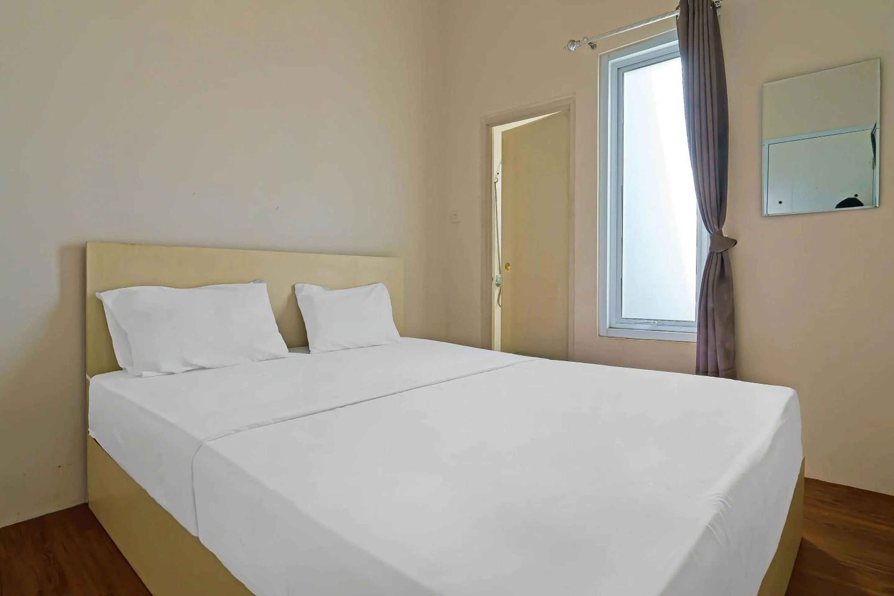 Bedroom, Bed in OYO Life 92720 Mekarwangi Guest House