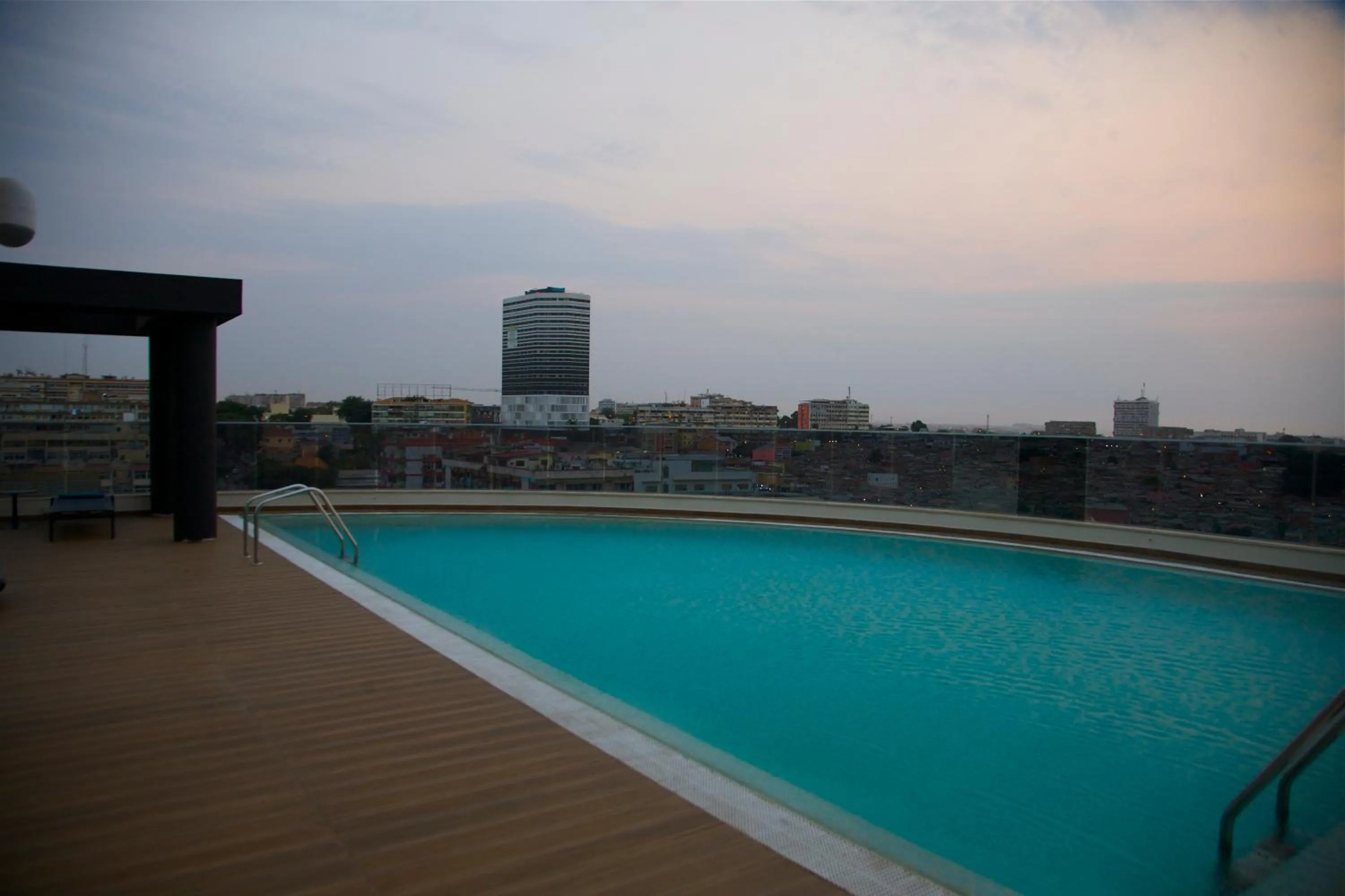 Swimming pool in Hotel Continental Horizonte