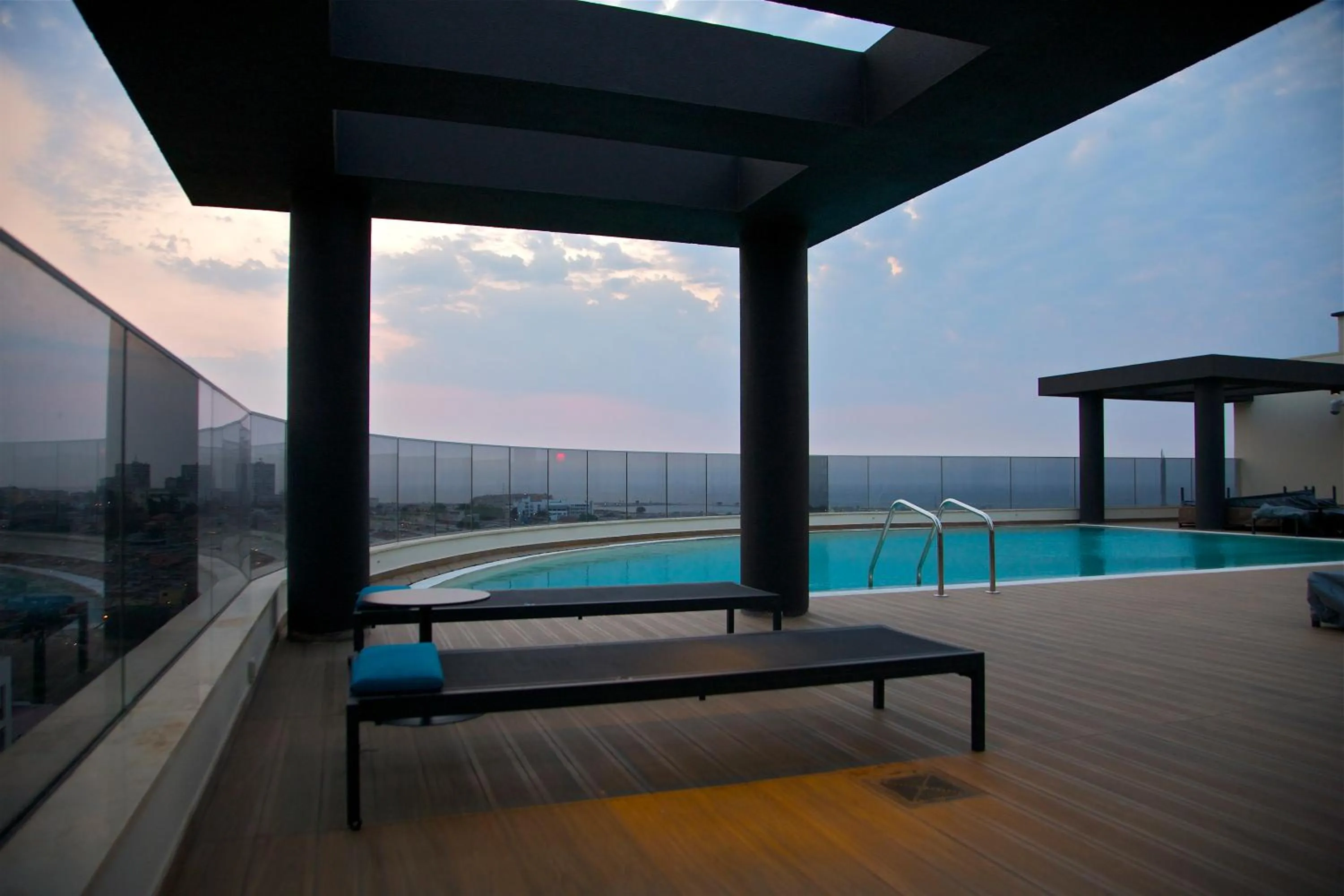 Swimming pool in Hotel Continental Horizonte