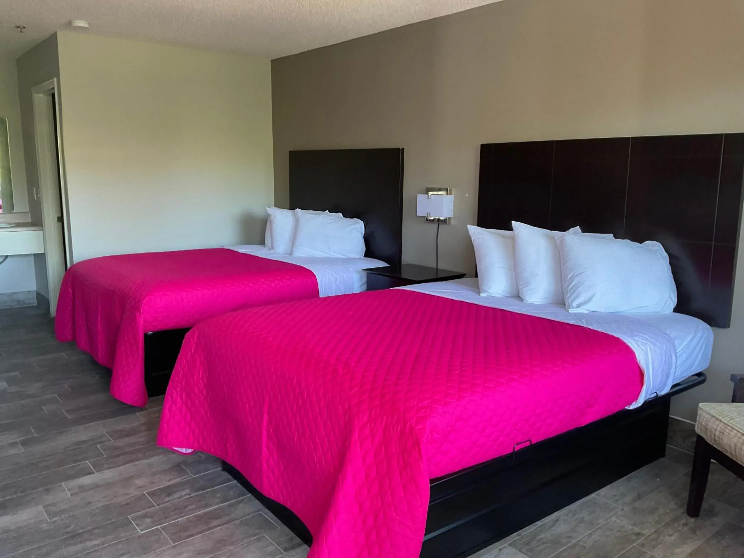 Queen Room in SUNSET INN Queen Room in SUNSET INN