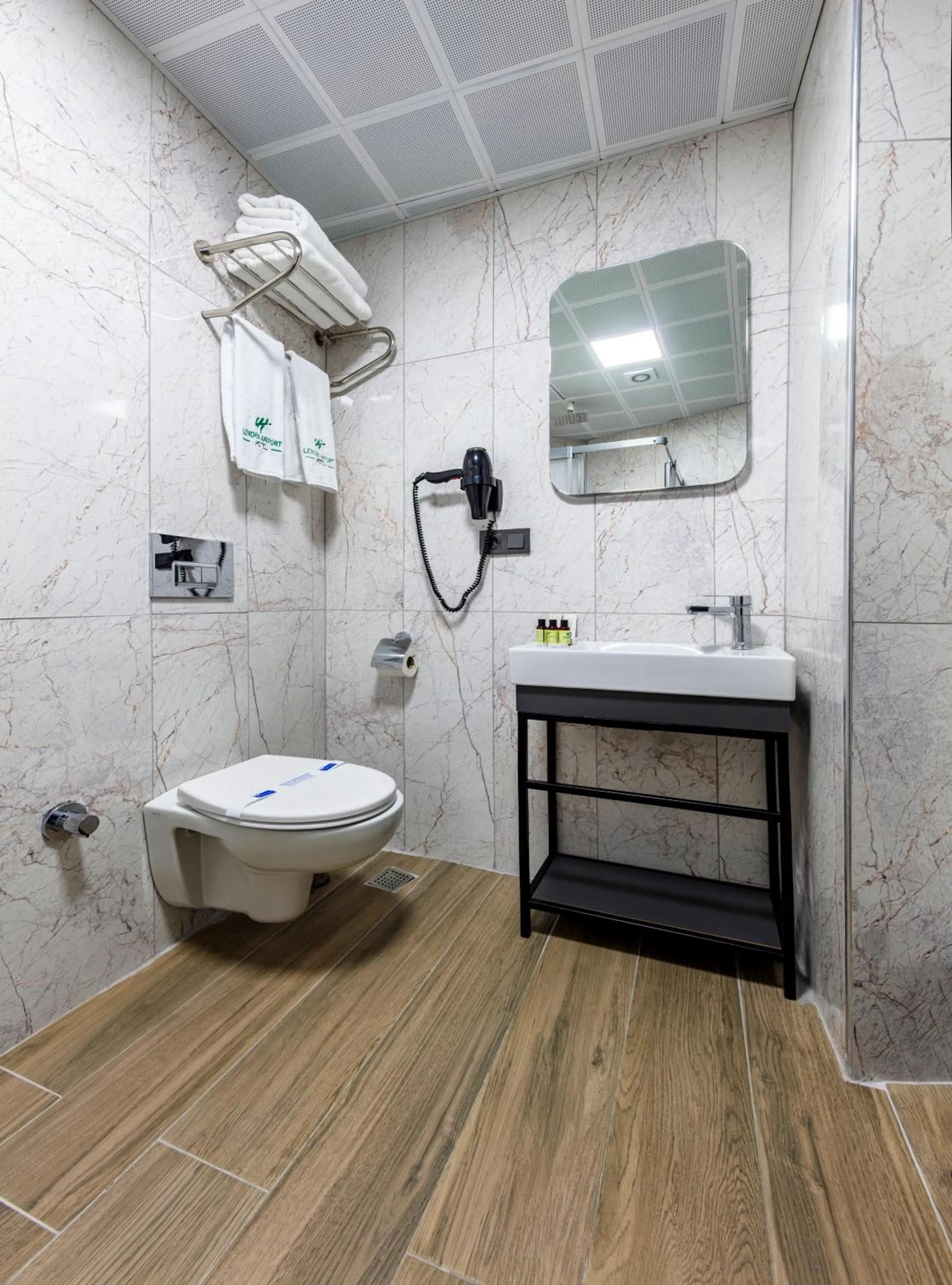 Bathroom in Lenora Airport Hotel