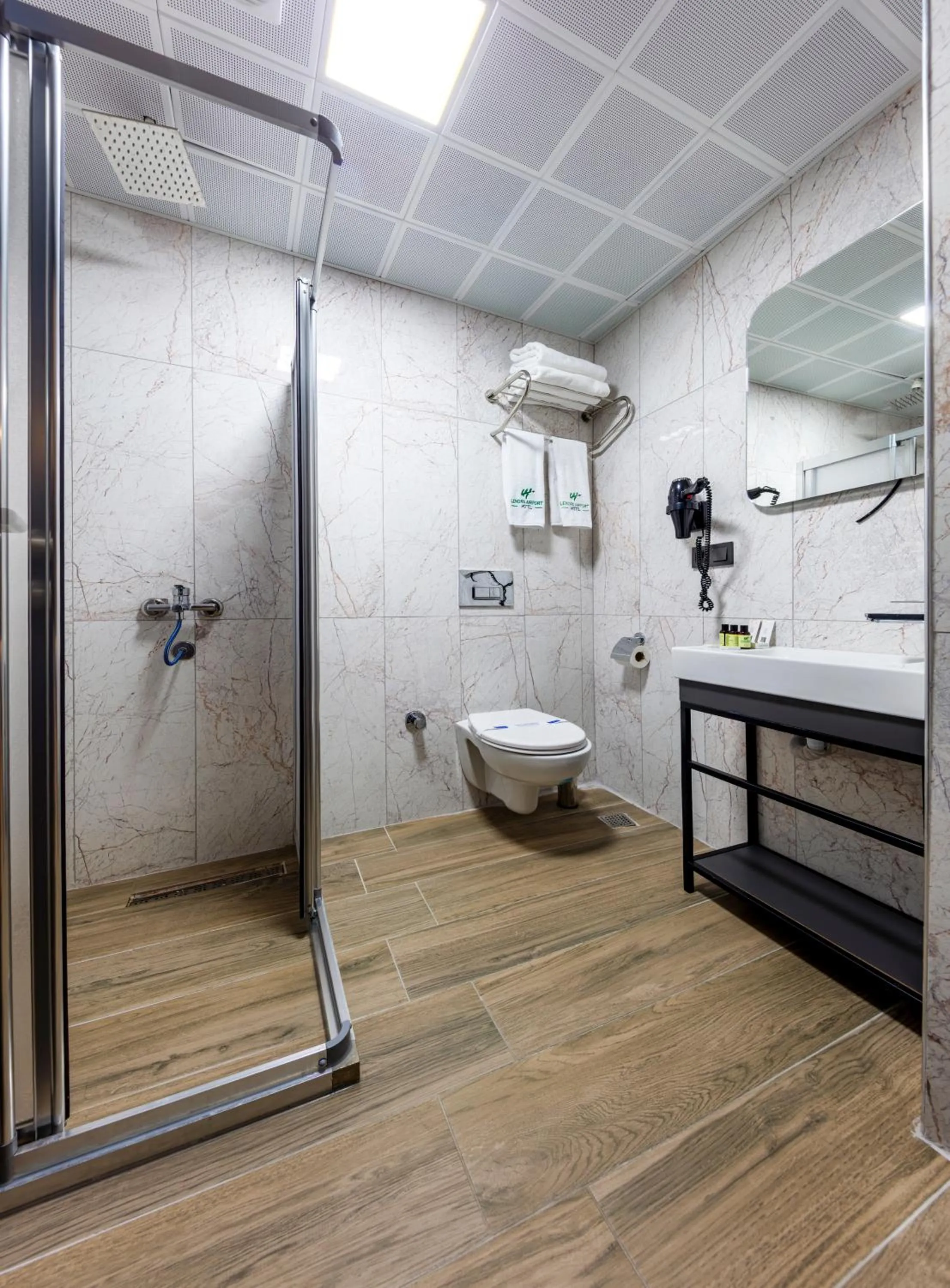 Bathroom in Lenora Airport Hotel