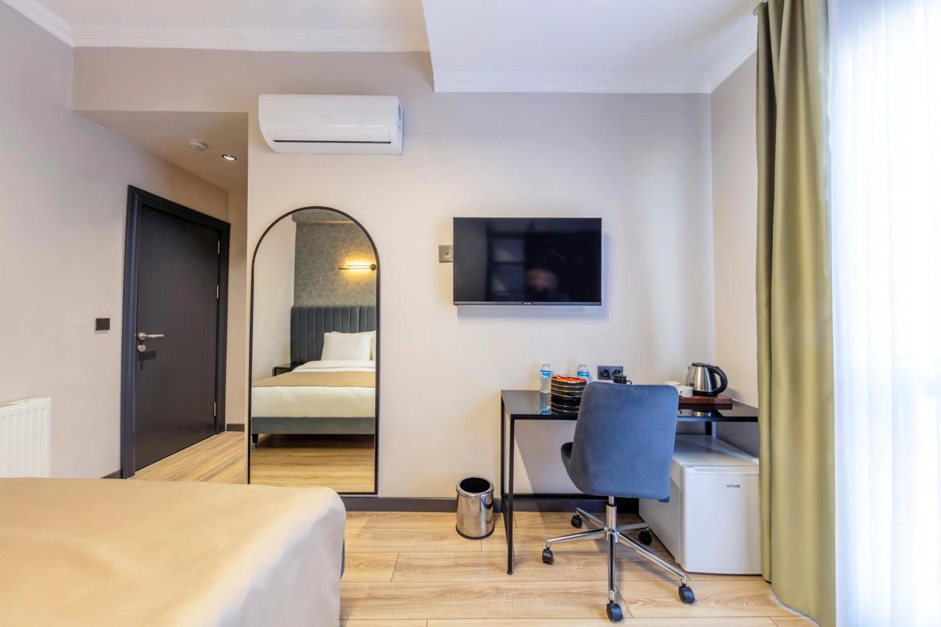 TV and multimedia, Bed in Lenora Airport Hotel