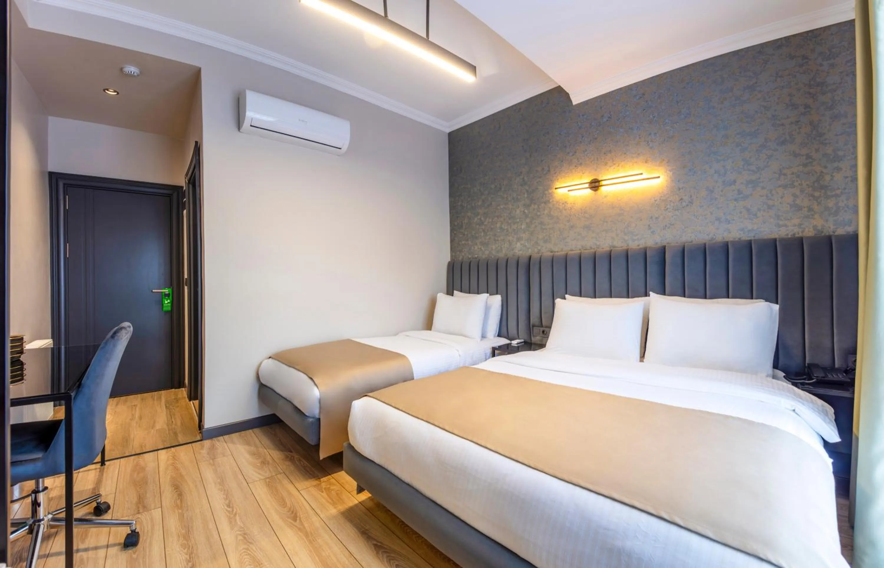 Bed in Lenora Airport Hotel