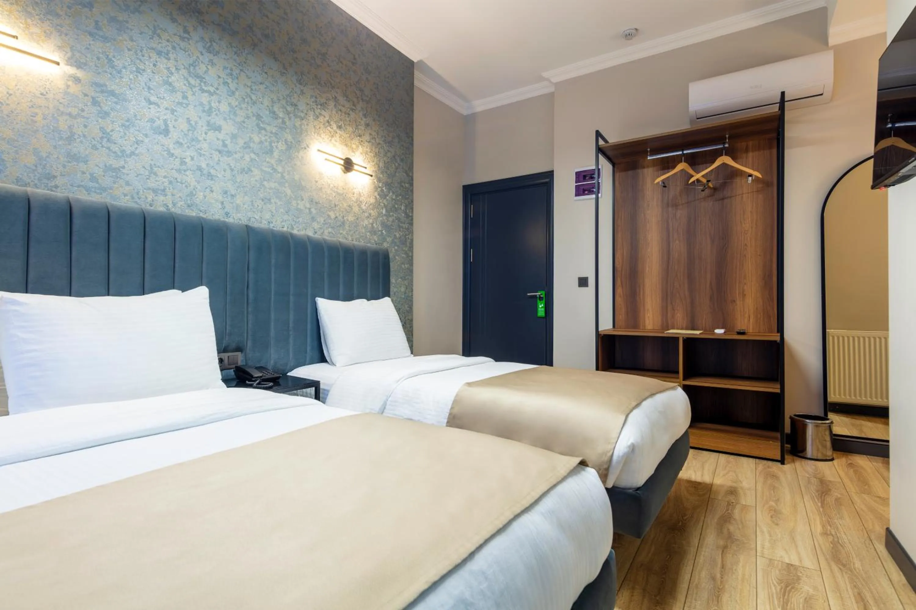 wardrobe, Bed in Lenora Airport Hotel