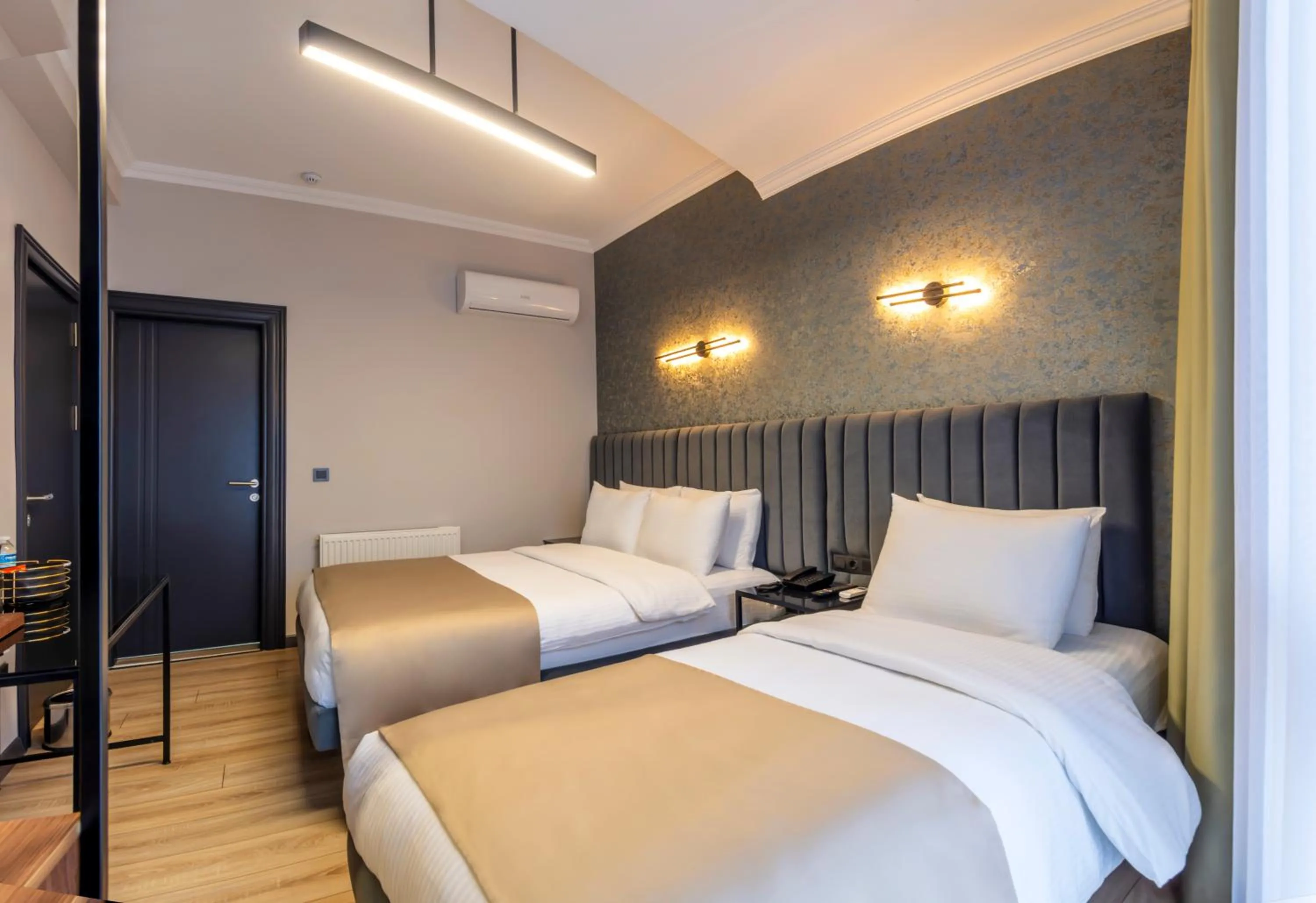 Bed in Lenora Airport Hotel