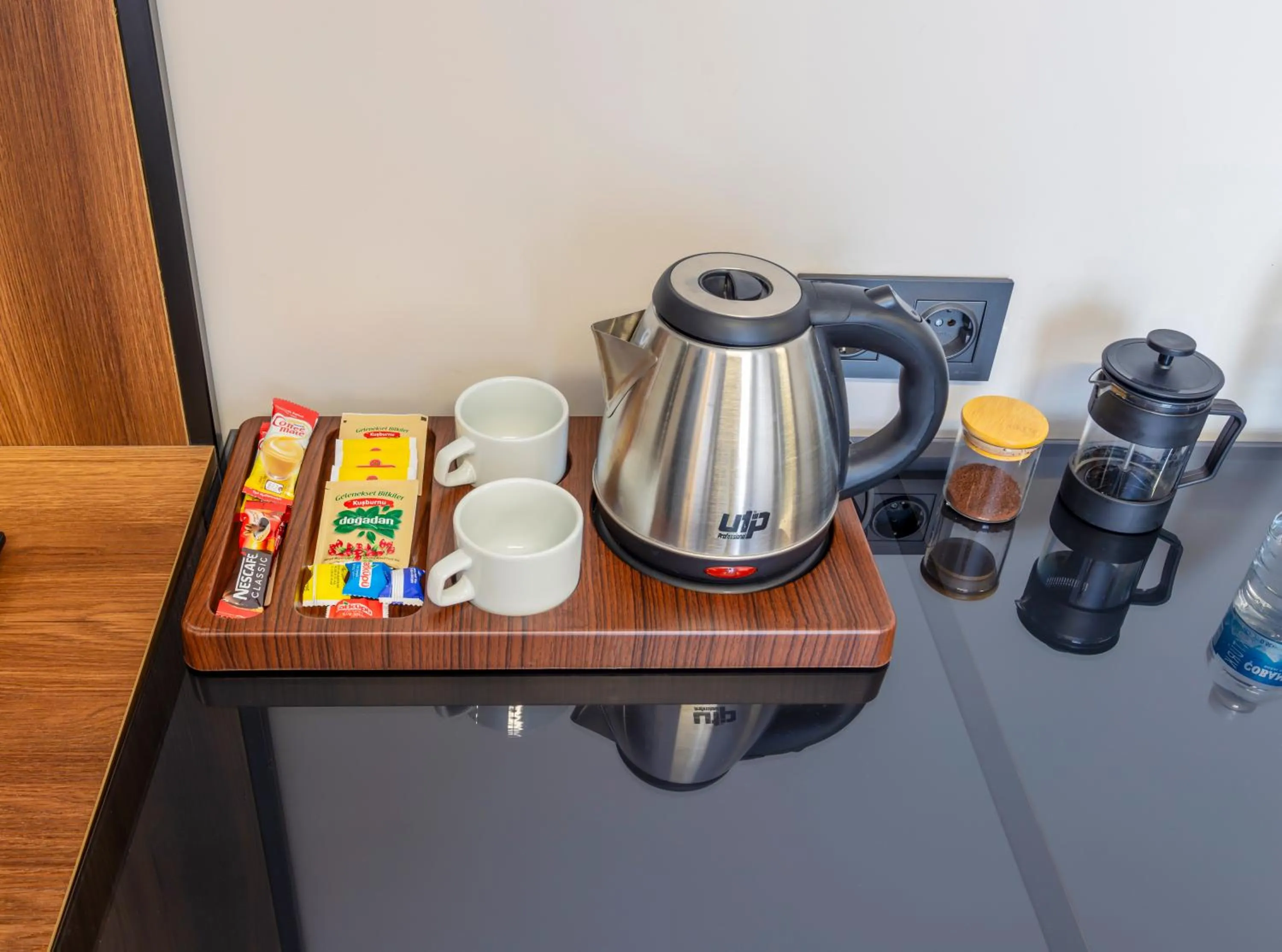 Coffee/tea facilities in Lenora Airport Hotel