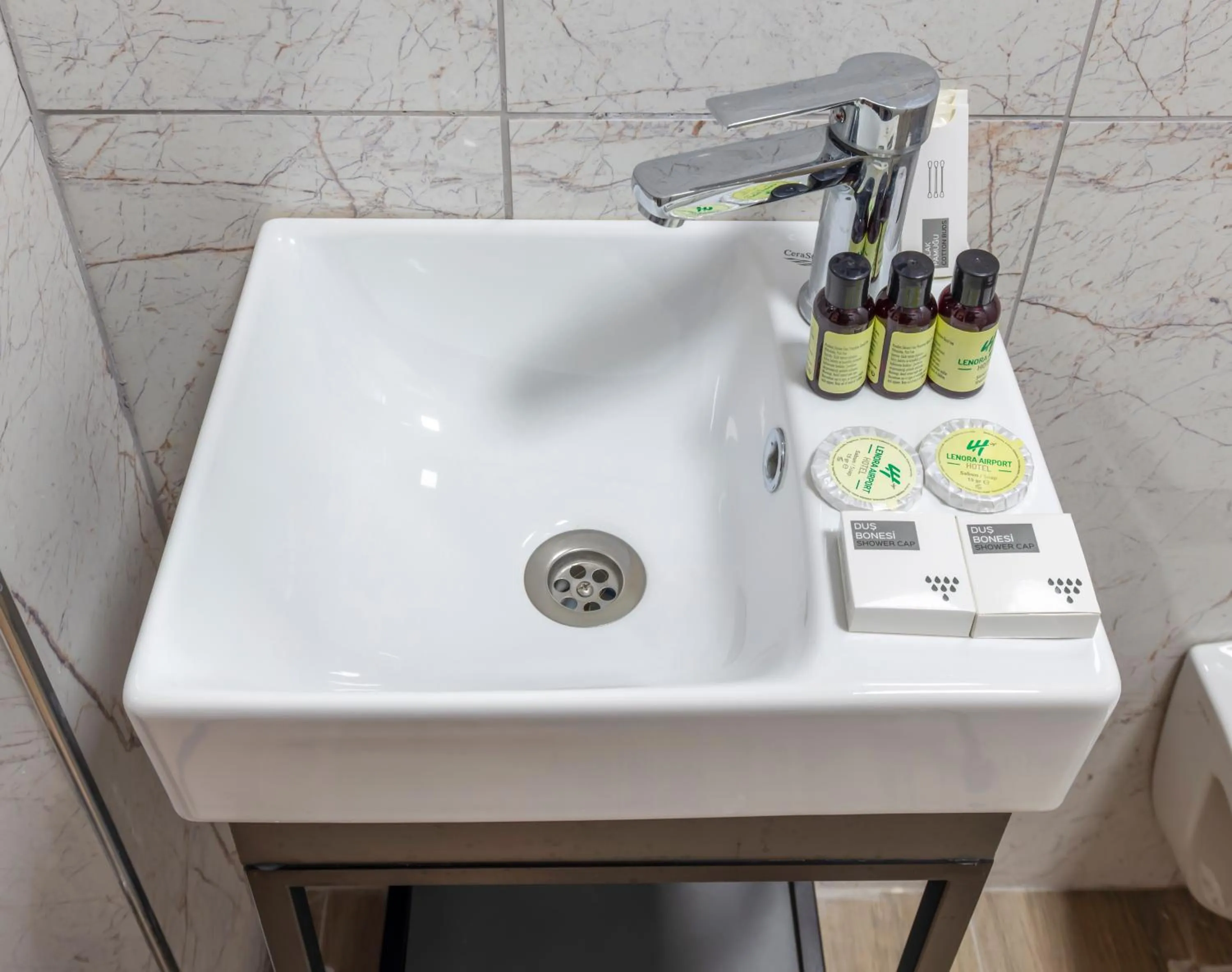 Bathroom in Lenora Airport Hotel