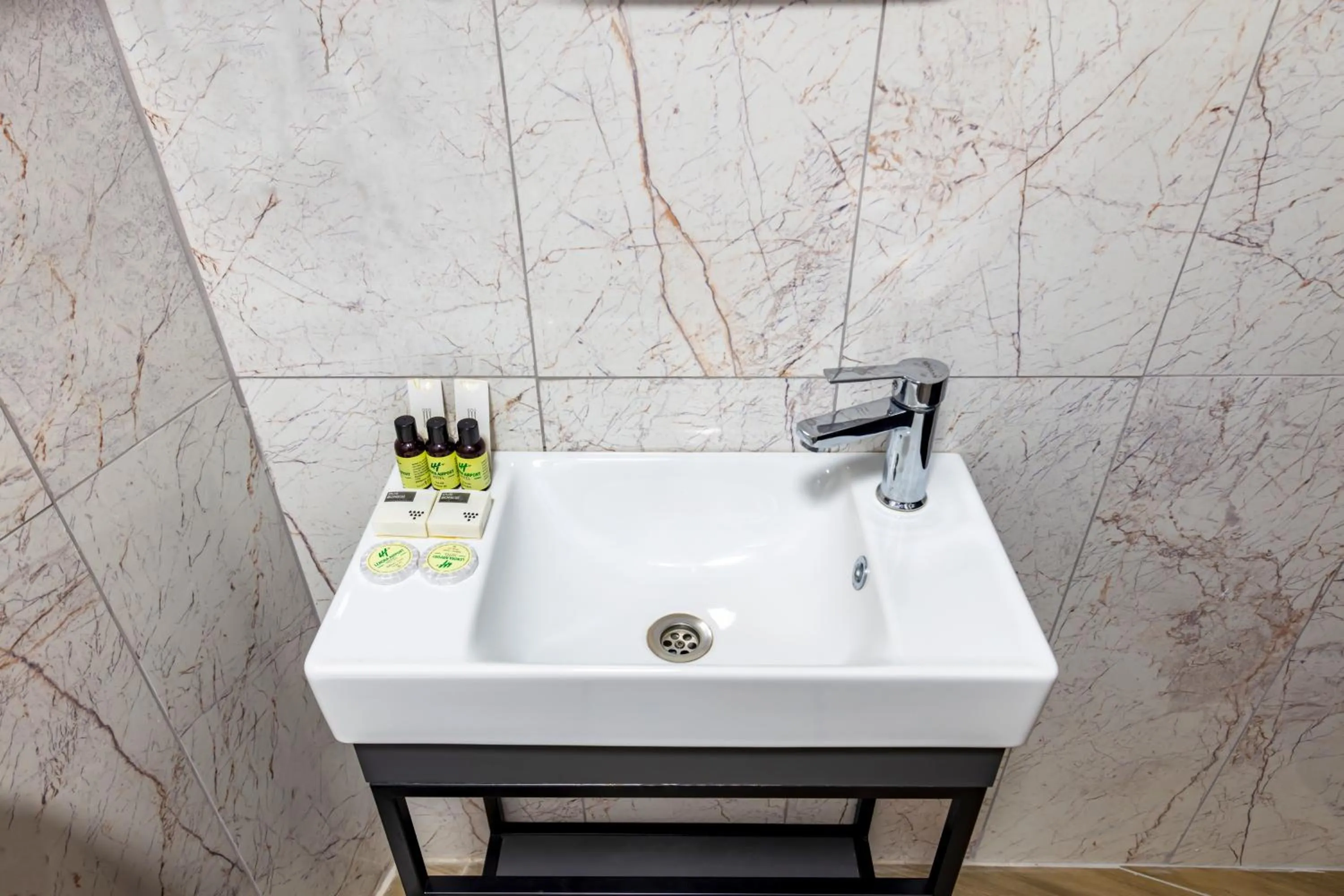 Bathroom in Lenora Airport Hotel