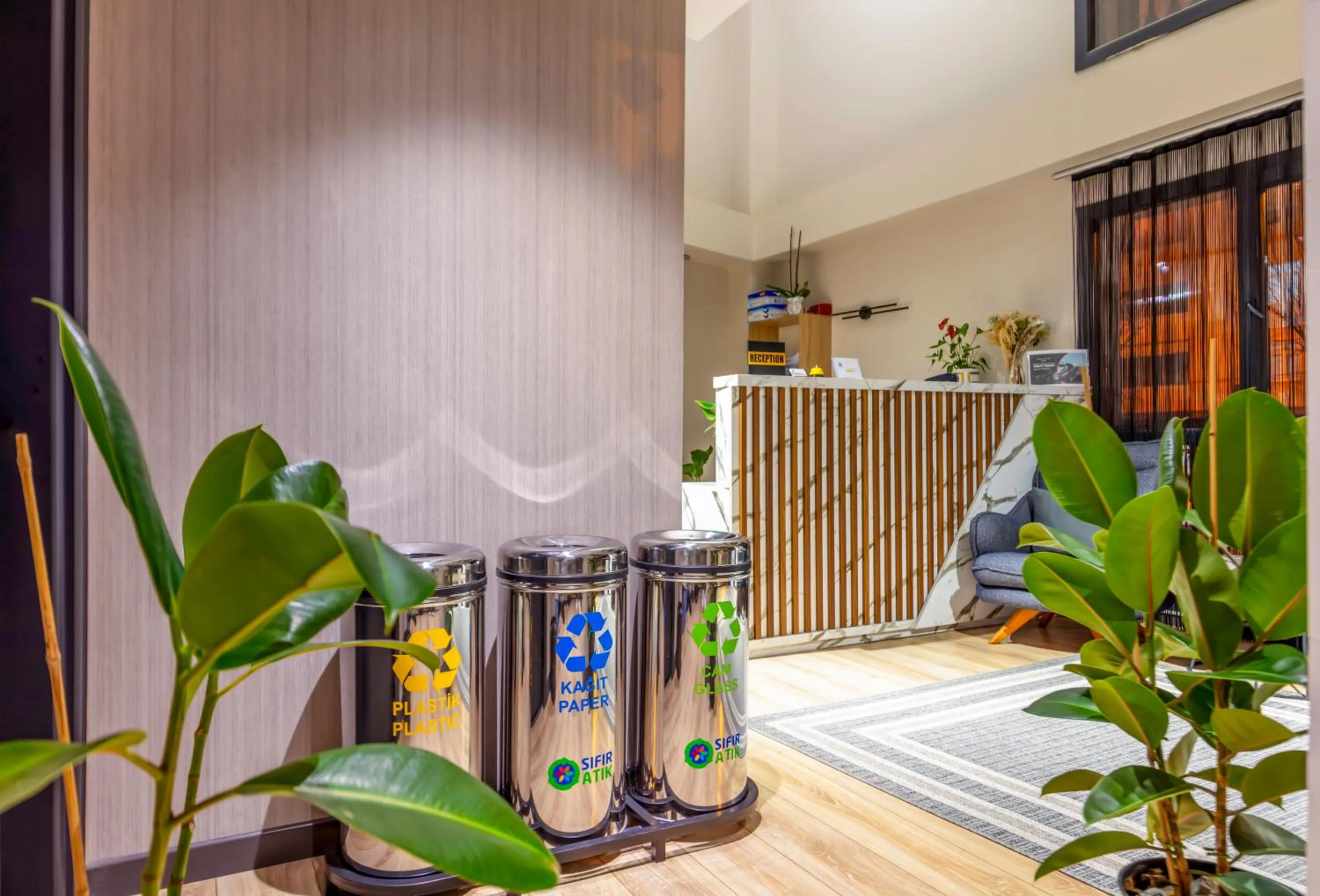 Seating area in Lenora Airport Hotel