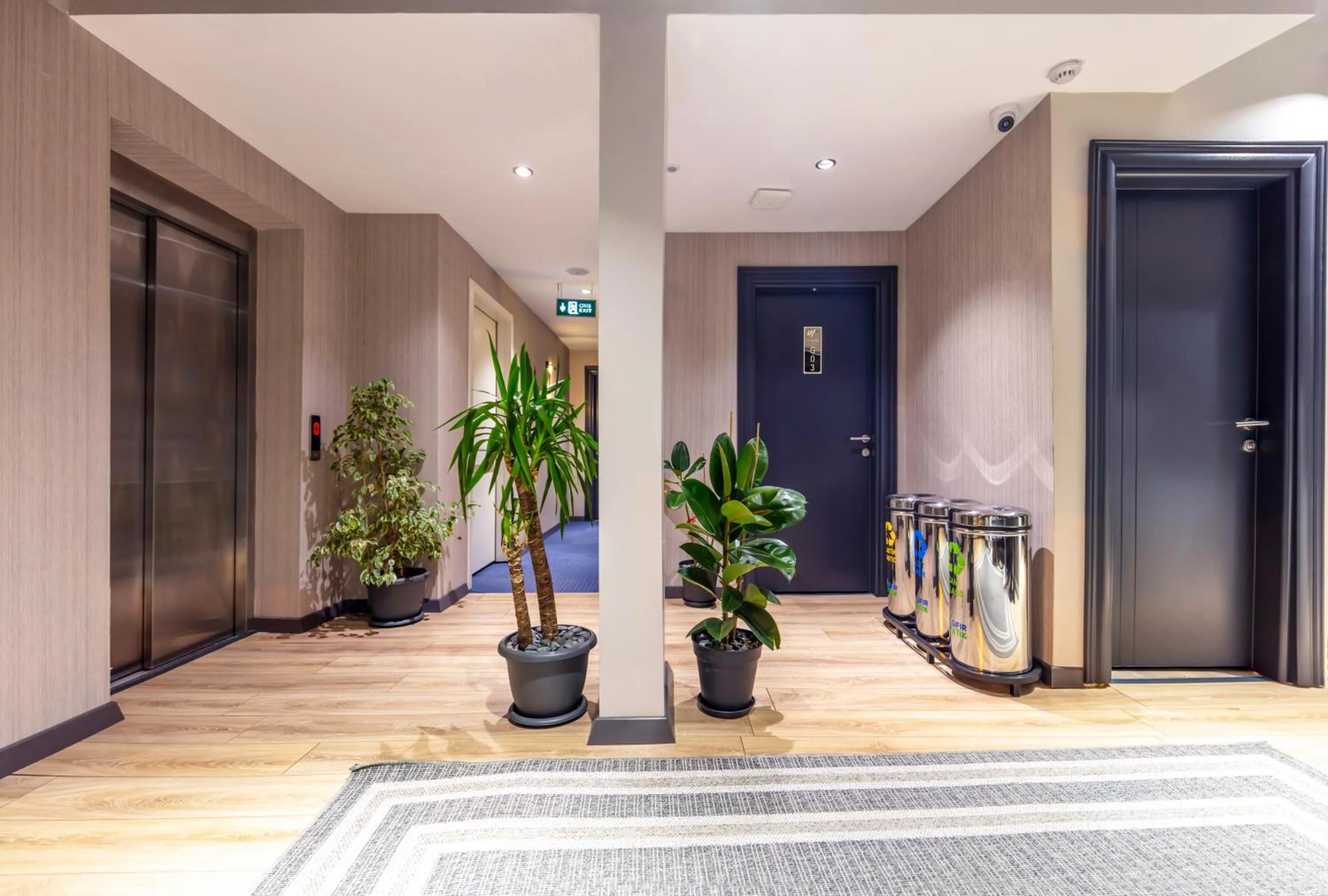 Communal lounge/ TV room in Lenora Airport Hotel