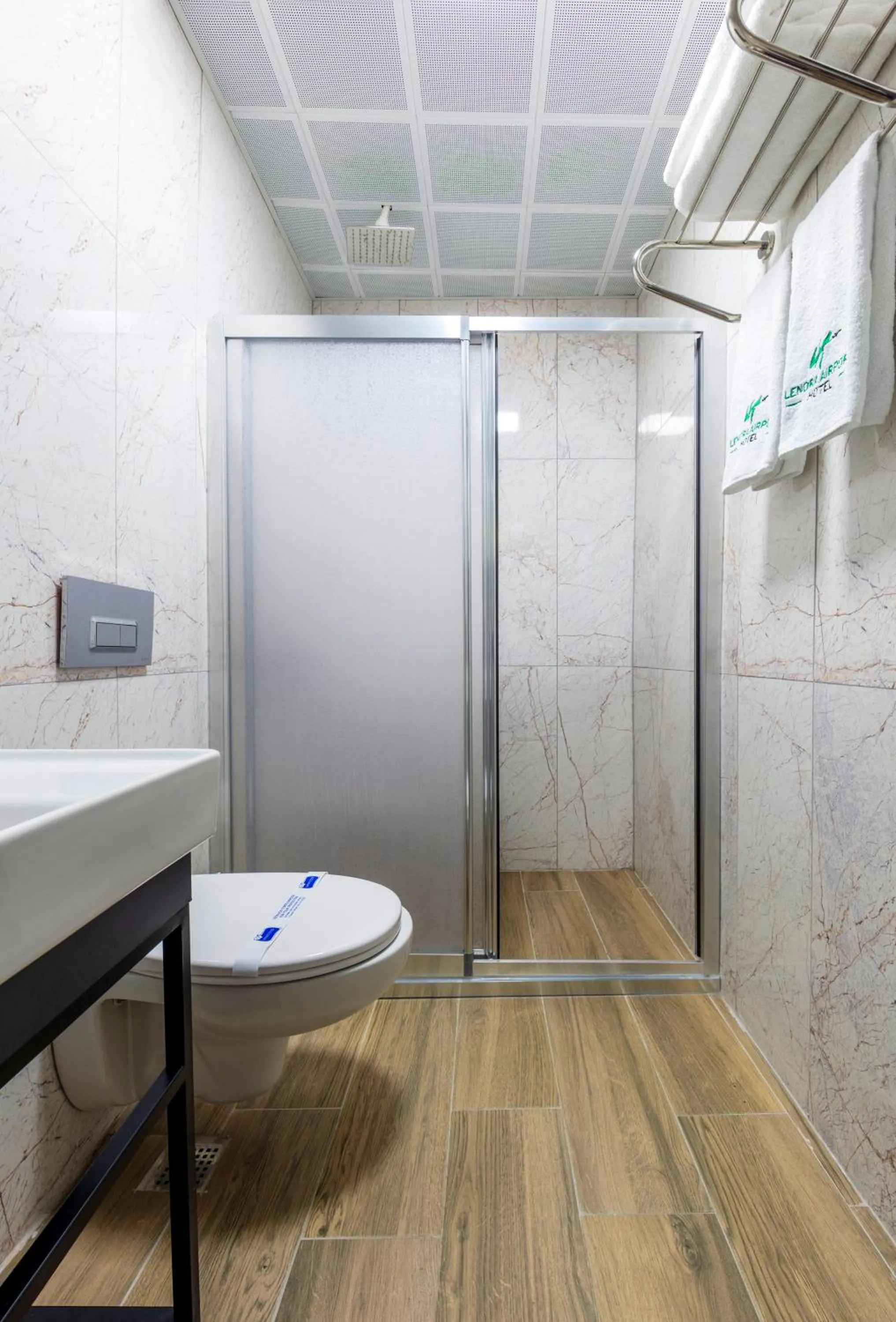 Bathroom in Lenora Airport Hotel