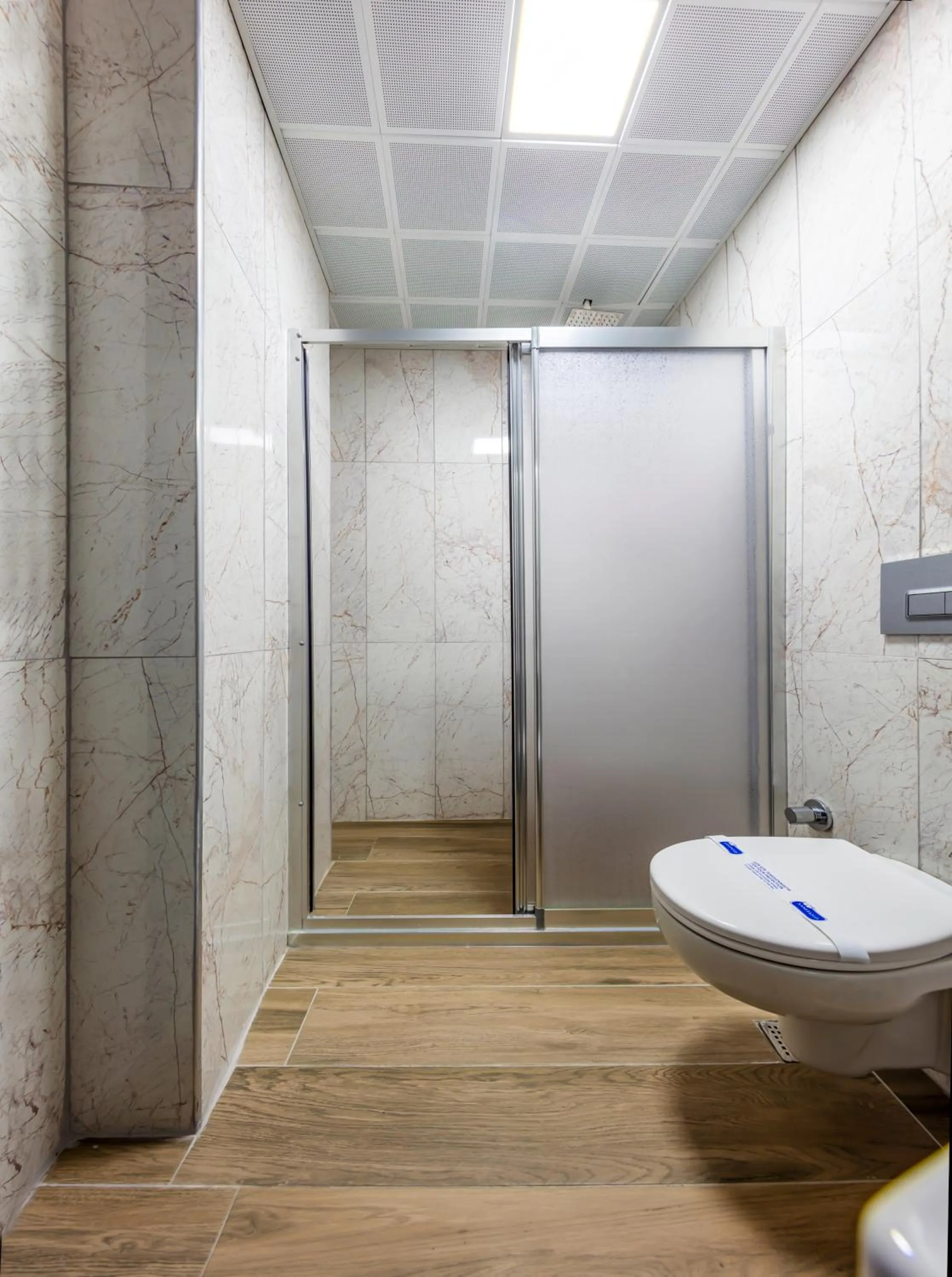 Bathroom in Lenora Airport Hotel