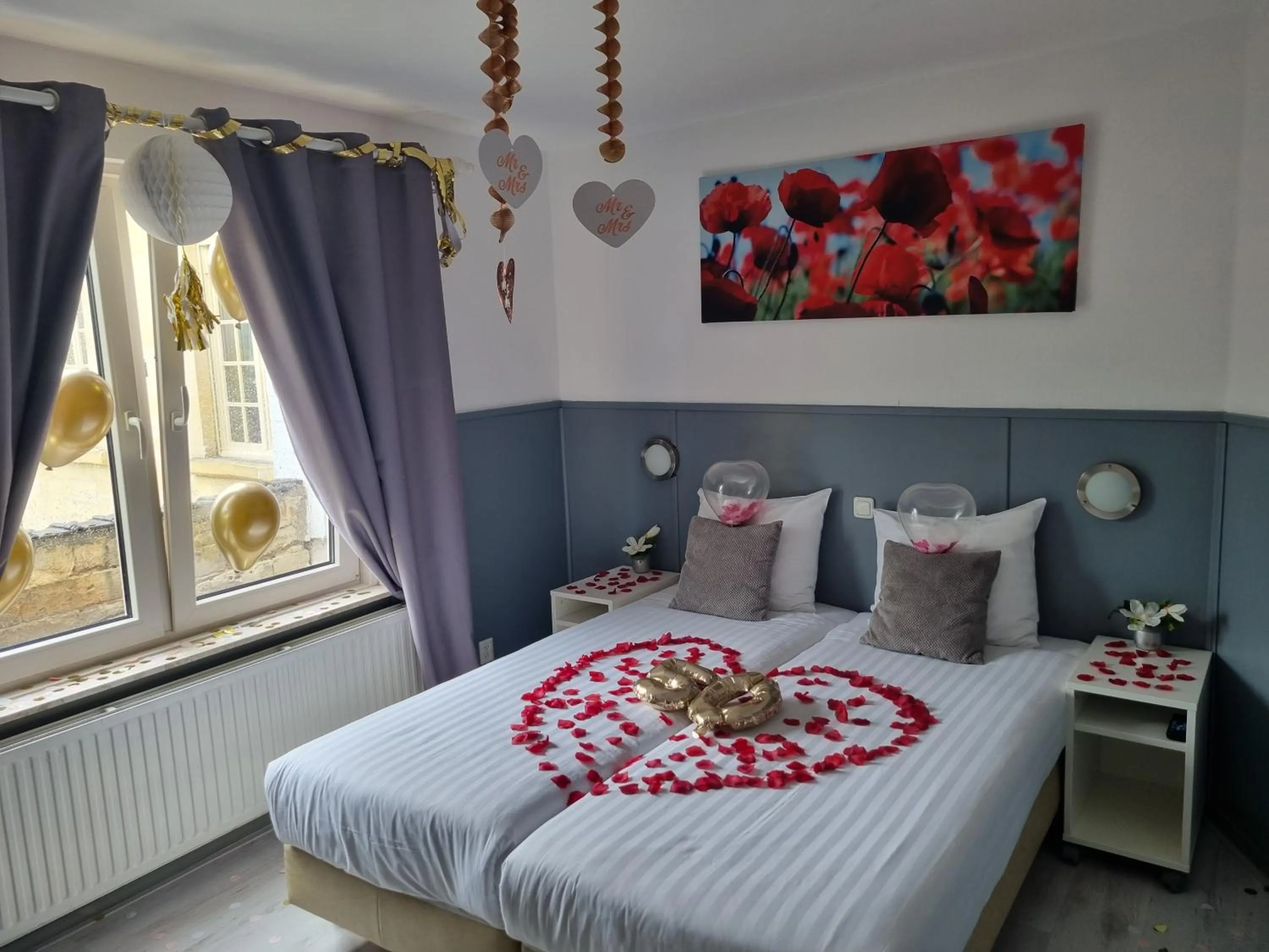 Property building, Bed in Hotel Dupuis