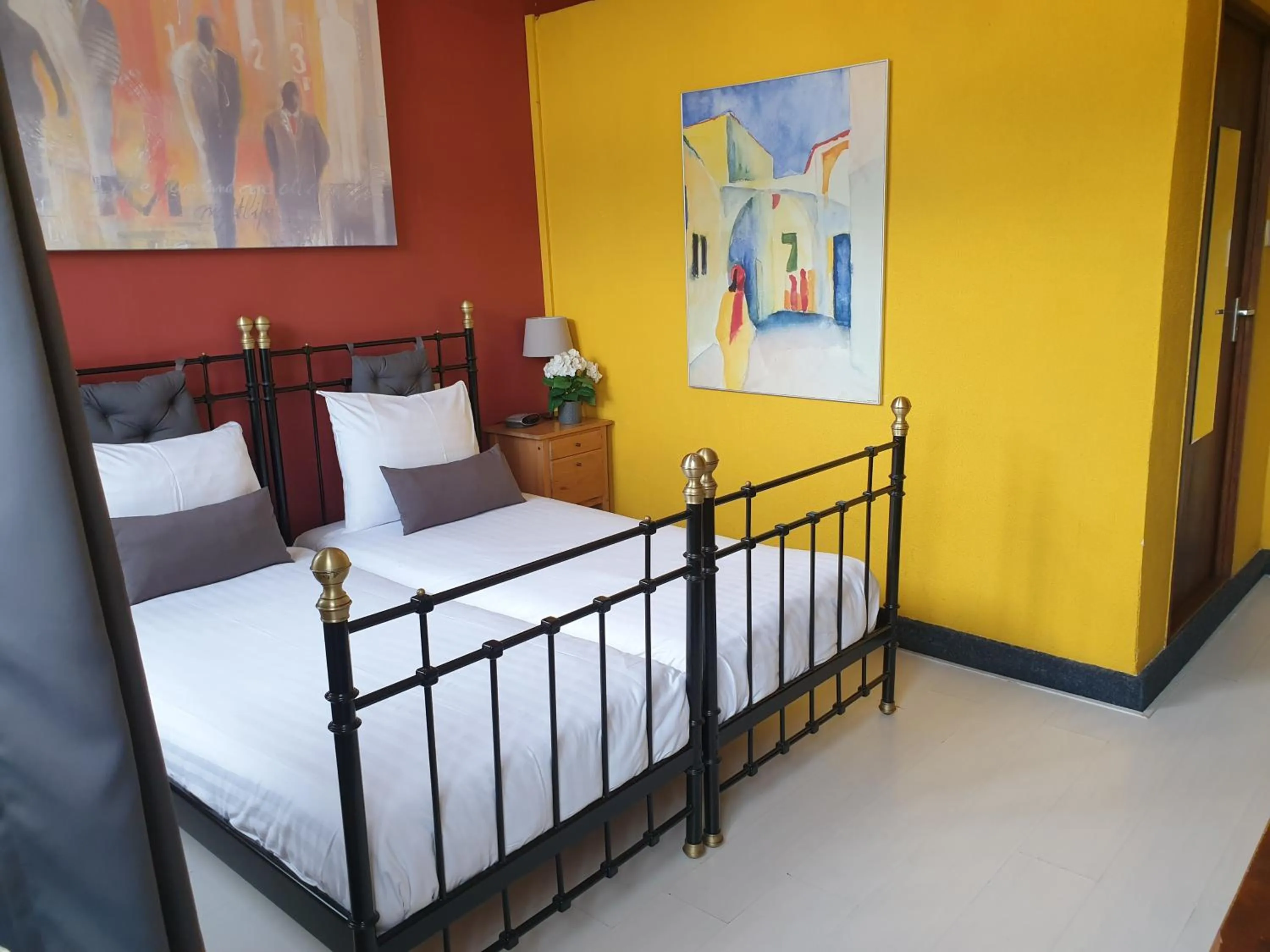 Bathroom, Bed in Hotel Dupuis