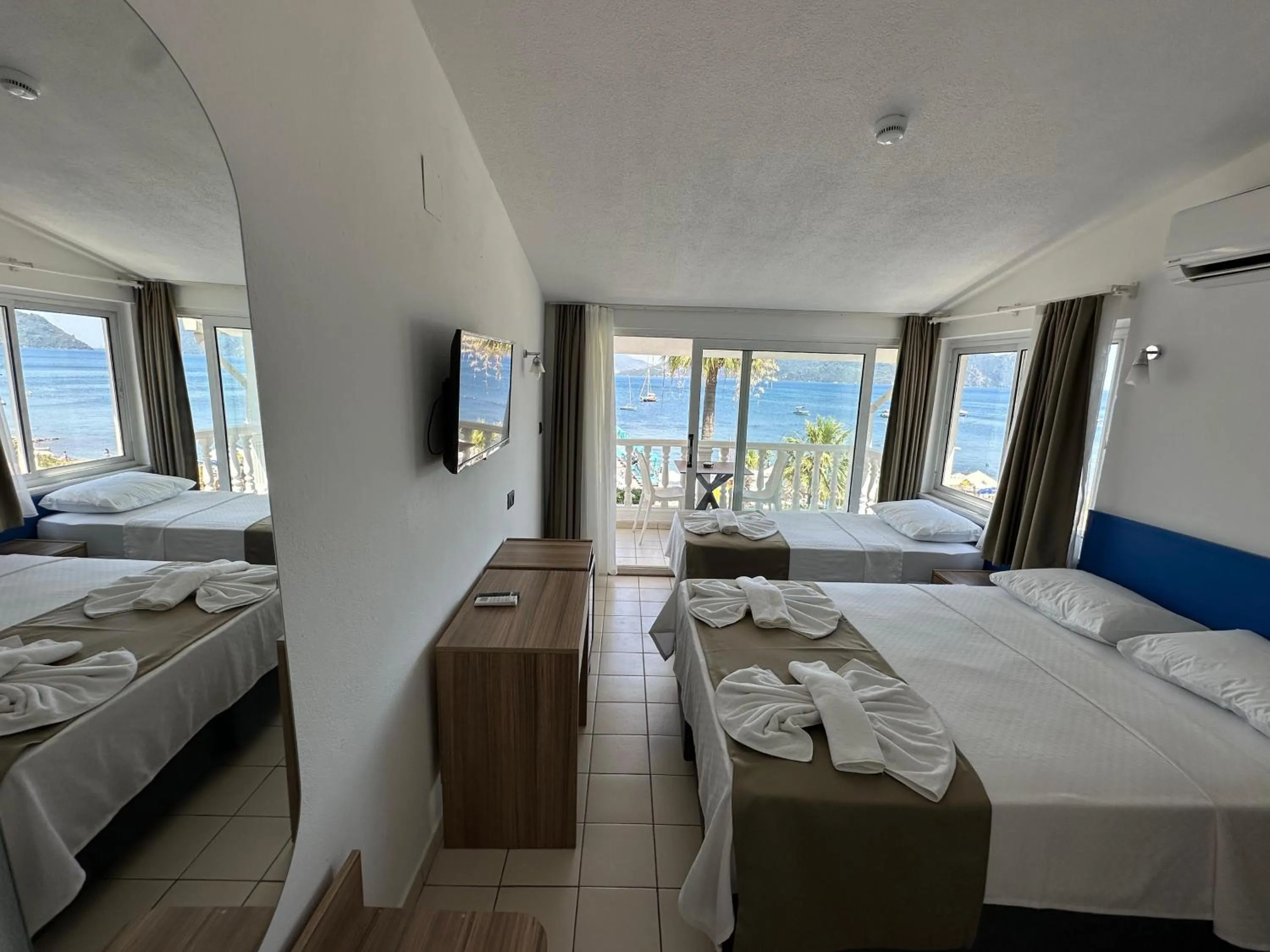 Photo of the whole room, Bed in Uysal Hotel