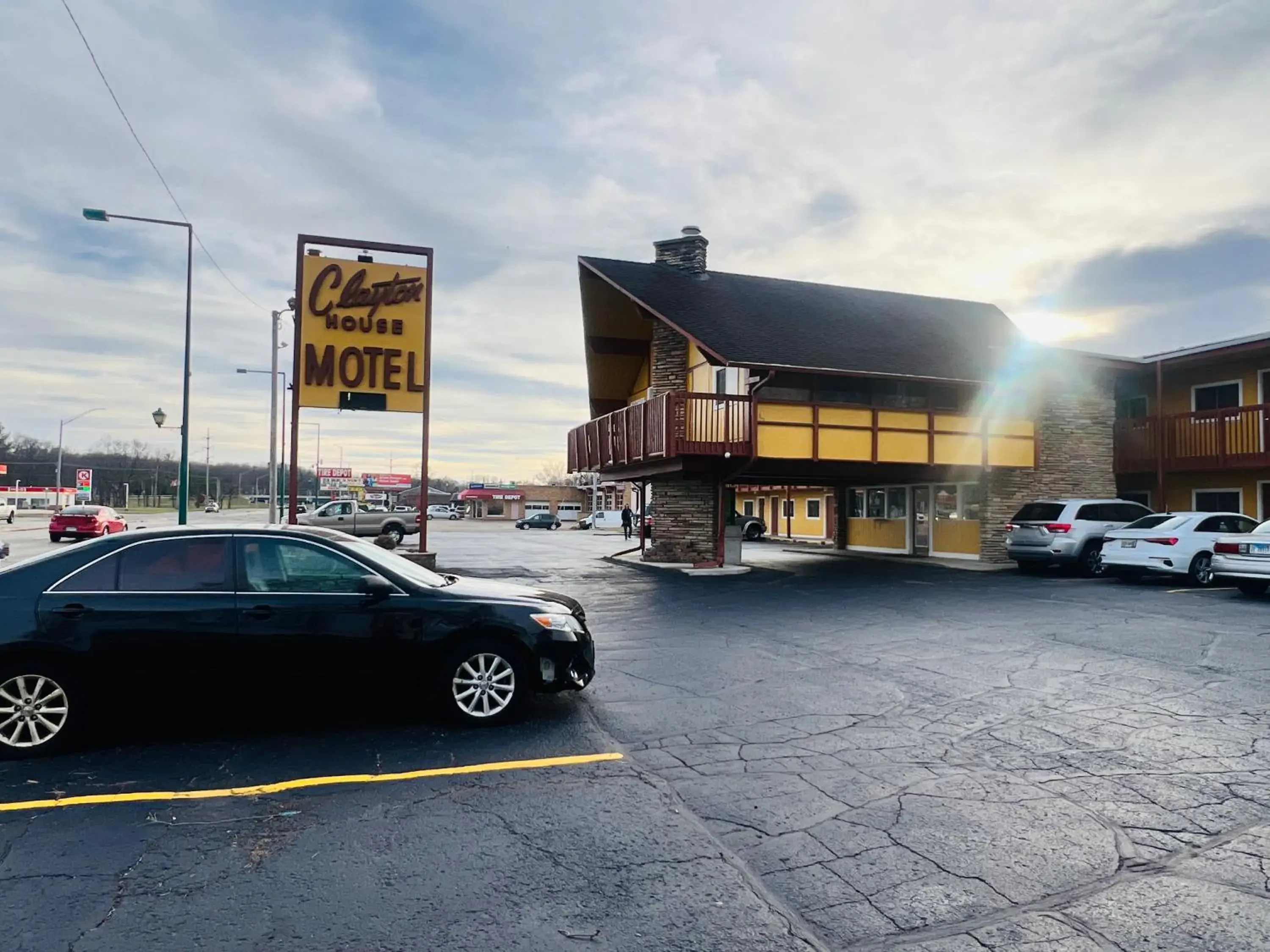 Facade/entrance in Clayton House Motel Facade/entrance in Clayton House Motel