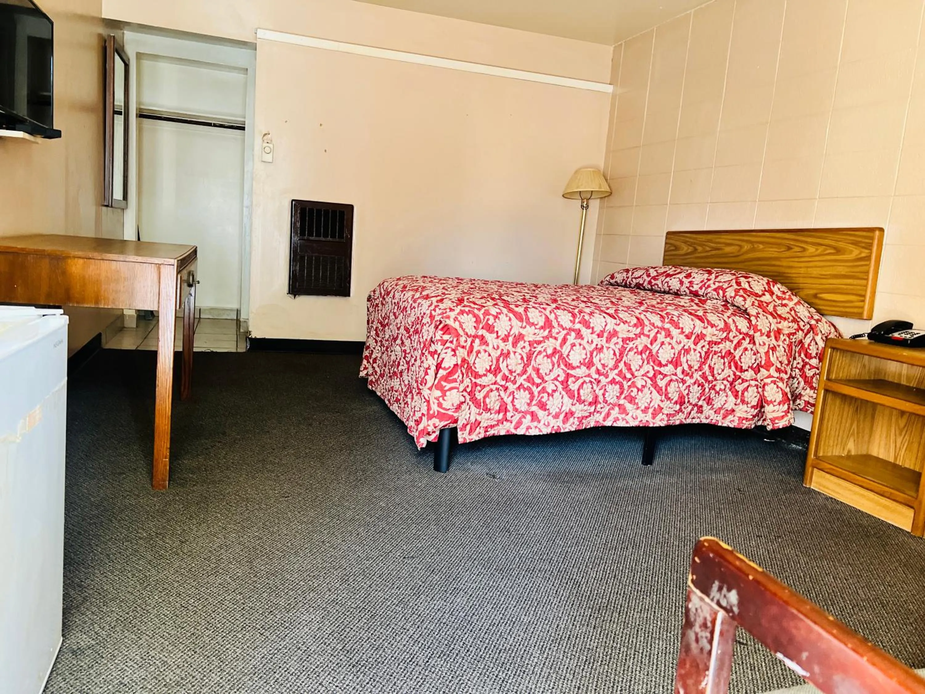 Bedroom, Bed in Clayton House Motel