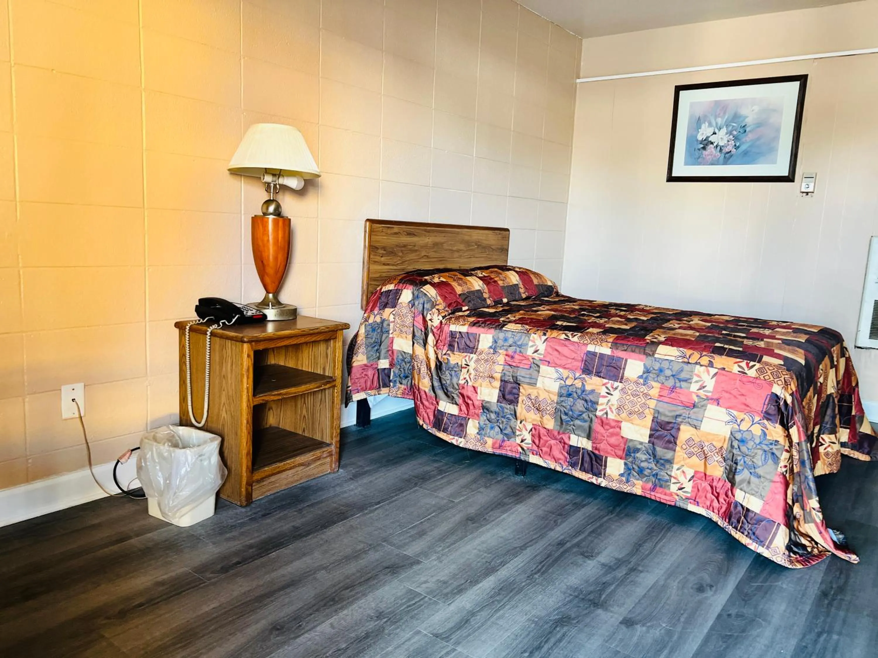 Bedroom, Bed in Clayton House Motel